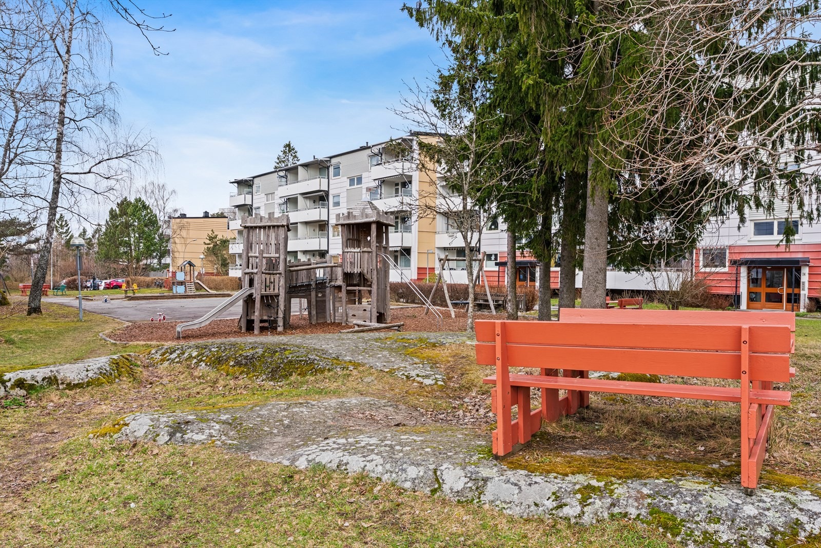 Borettslaget har en flott opparbeidet tomt med gressplener, lakeapparater og sittegrupper. Galleribilde
