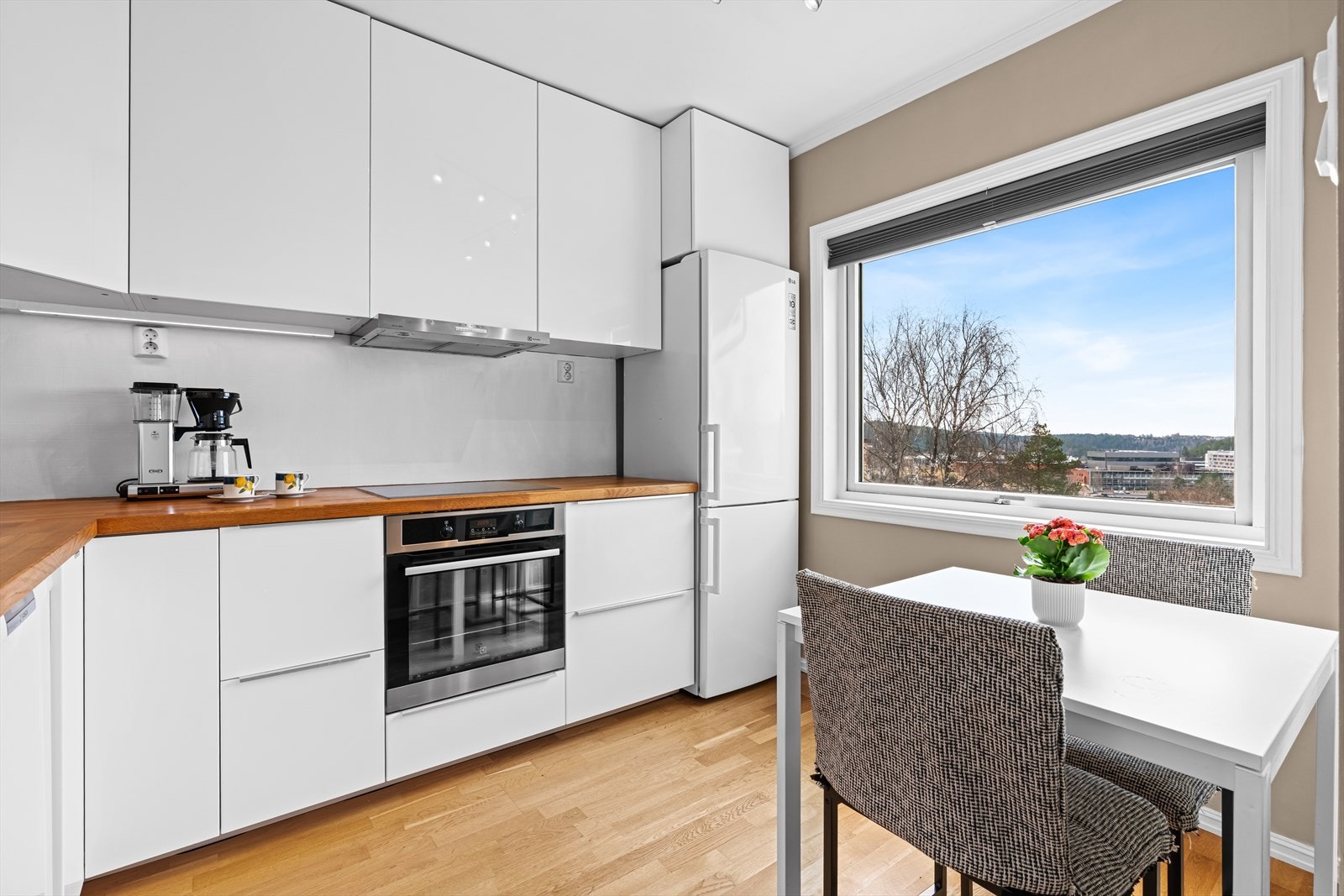 Adskilt kjøkken med plass til et hyggelig frokostbord ved vinduet. Galleribilde
