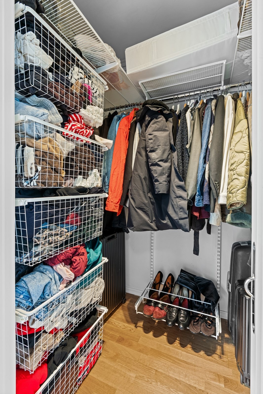 Hovedsoverommet er svært romslig og har tilknytning til et praktisk bod-/walk-in-closet, hvor innredning medfølger. Galleribilde