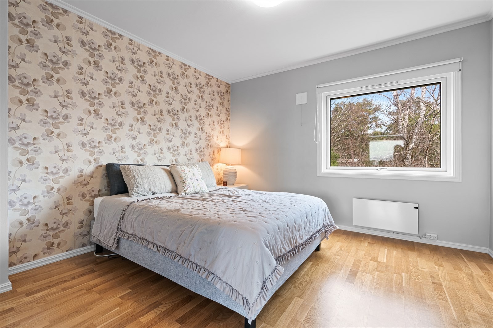 Rommene har utsikt til grønne omgivelser og får inn fin morgensol. Galleribilde