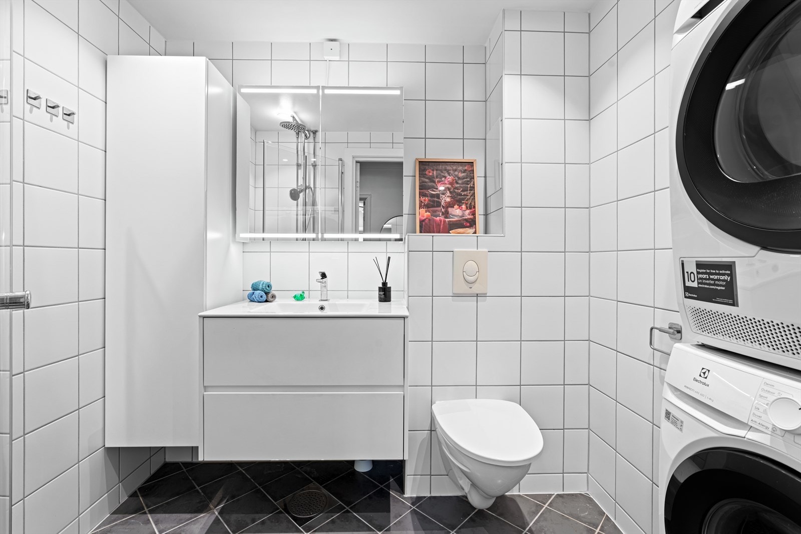 Tidløst, flislagt baderom med termostatstyrte varmekabler i gulv. Galleribilde