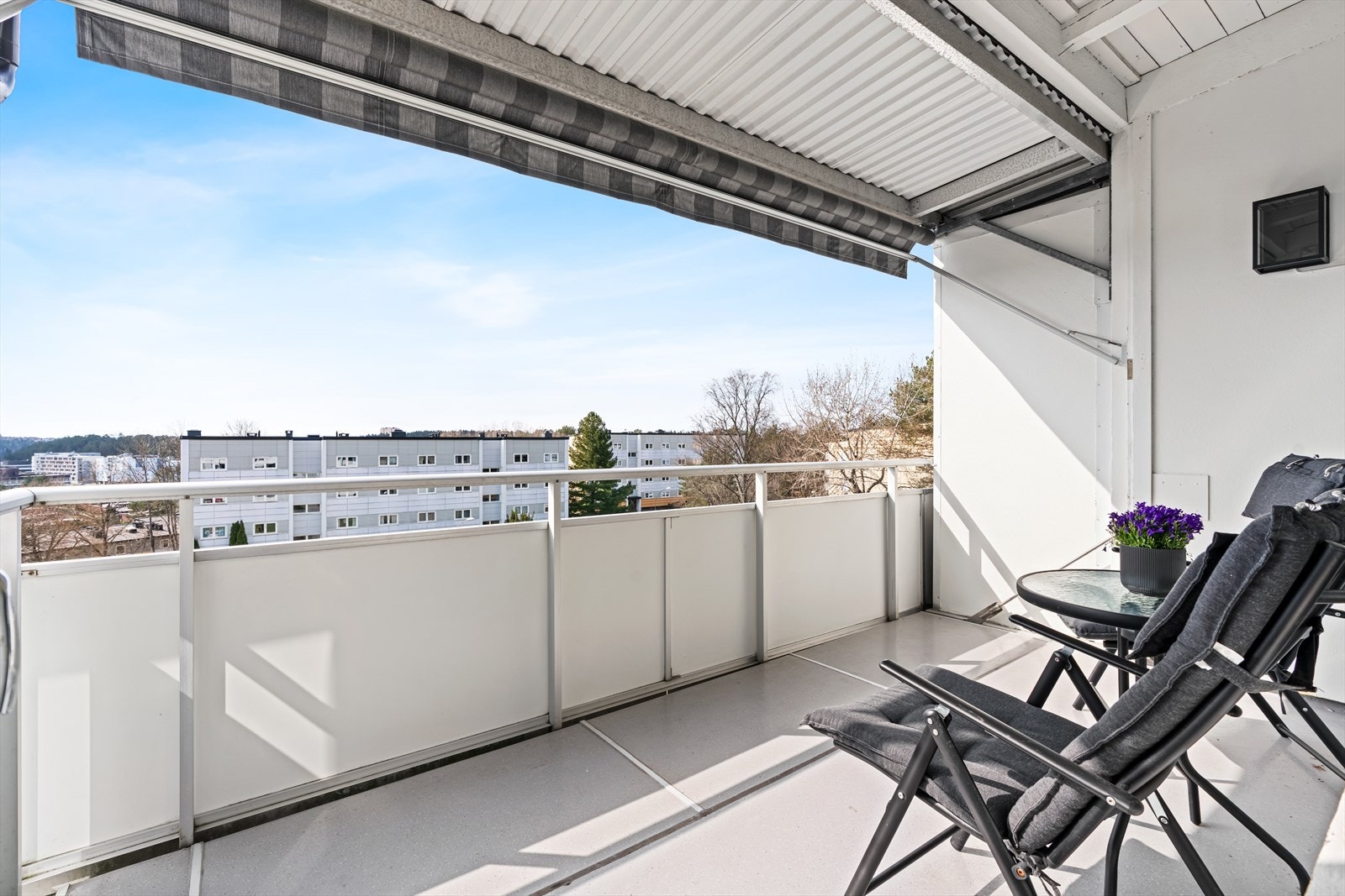 Fra stuen er det utgang til en solrik, sydvestvendt balkong på ca. 8 m² med flott utsikt. Galleribilde