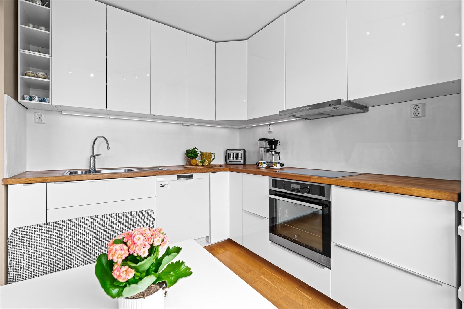 Kjøkkenet er utstyrt med induksjonstopp, stekeovn, opplegg for oppvaskmaskin og frittstående kjøl-/fryseskap. Rikelig med benkeplass gjør dette til et praktisk og funksjonelt kjøkken, perfekt for deg som trives med matlaging. Galleribilde