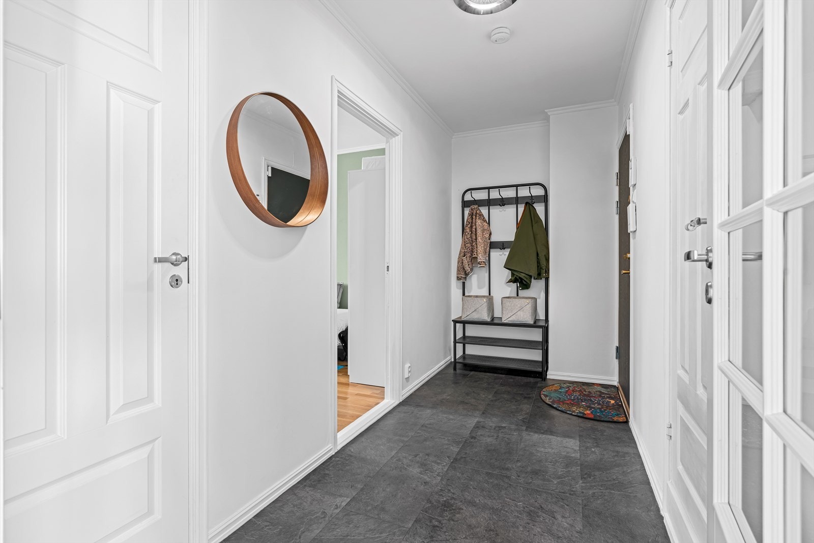 Romslig entré med god plass til oppbevaring av yttertøy og sko. Her er det gode muligheter for å etablere garderobeløsning etter eget ønske. Galleribilde