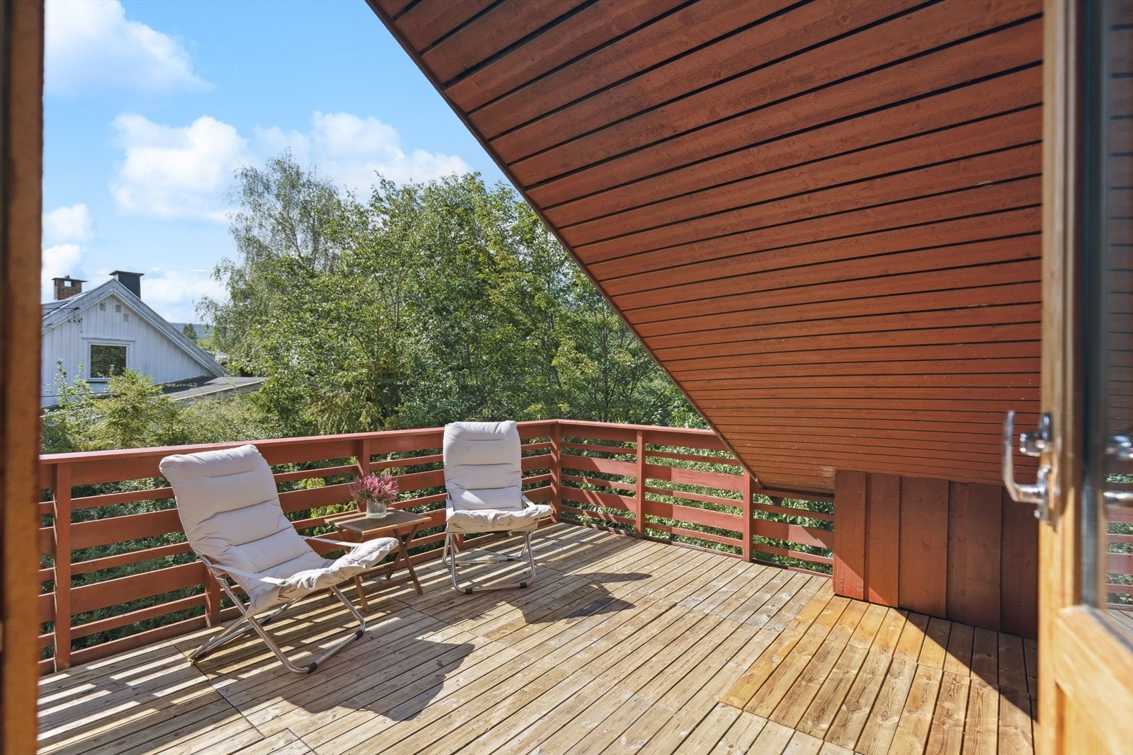 Fra gangen i andre etasje er det utgang til en altan på ca. 14 m². Galleribilde