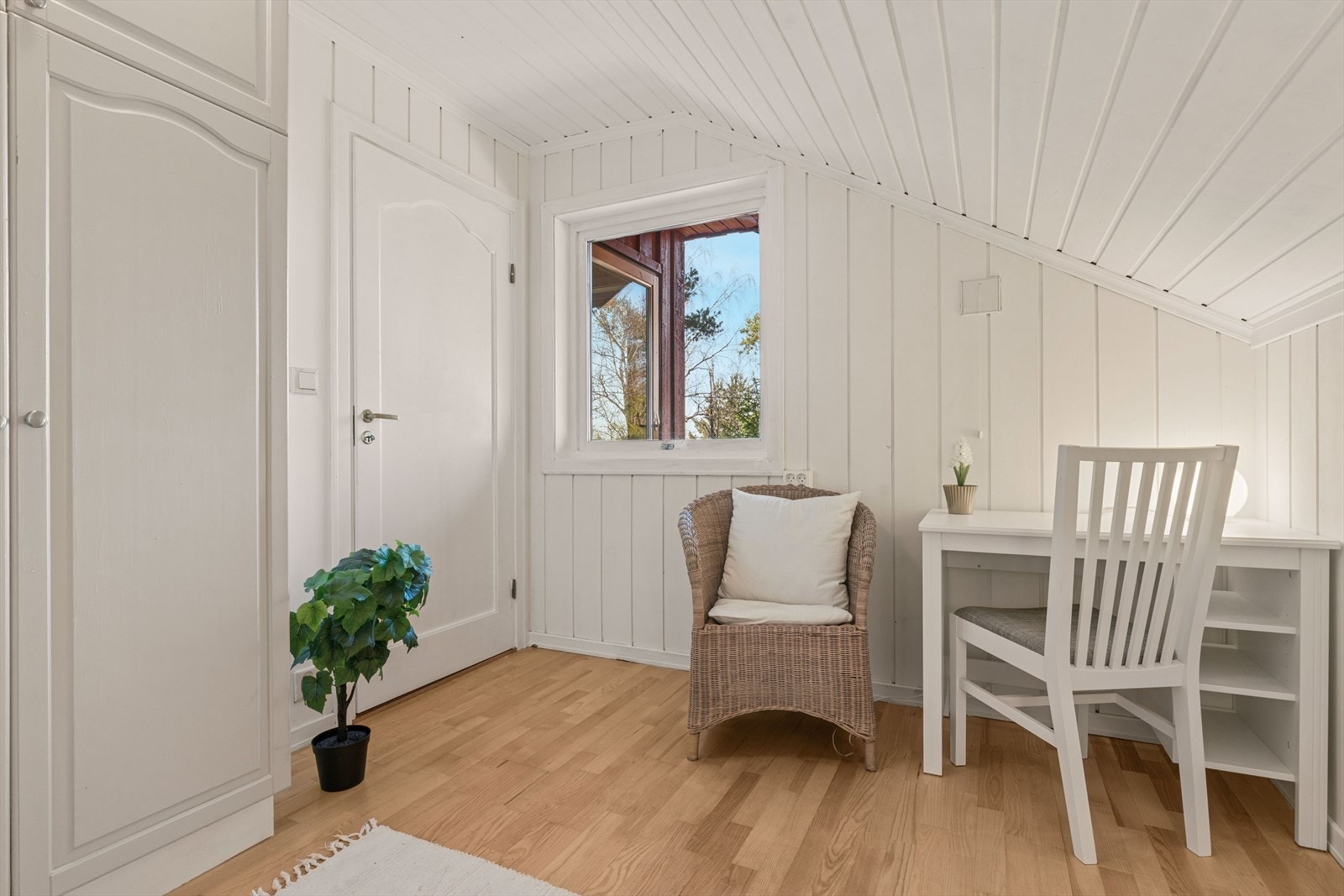 To av soverommene er utstyrt med garderobeskap med profilerte fronter. Galleribilde