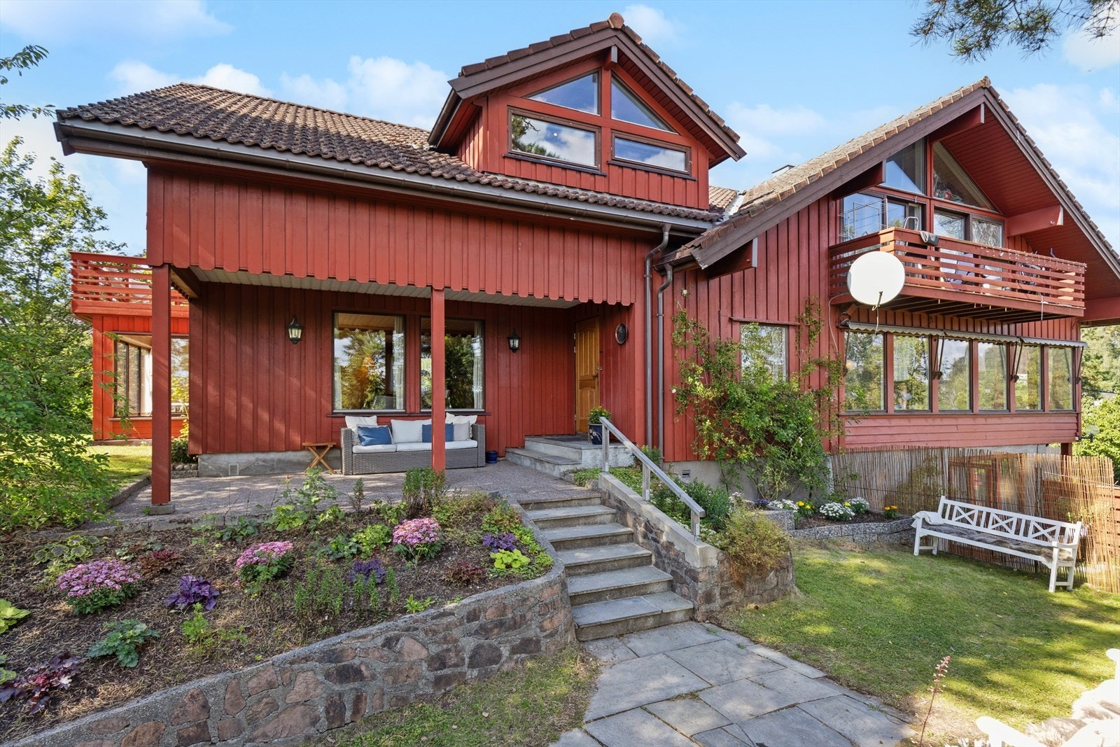 Eiendommen byr på et stort potensial og inkluderer en garasjeplass, rikelig med bodplass og en stor, flat og solrik plen. Galleribilde