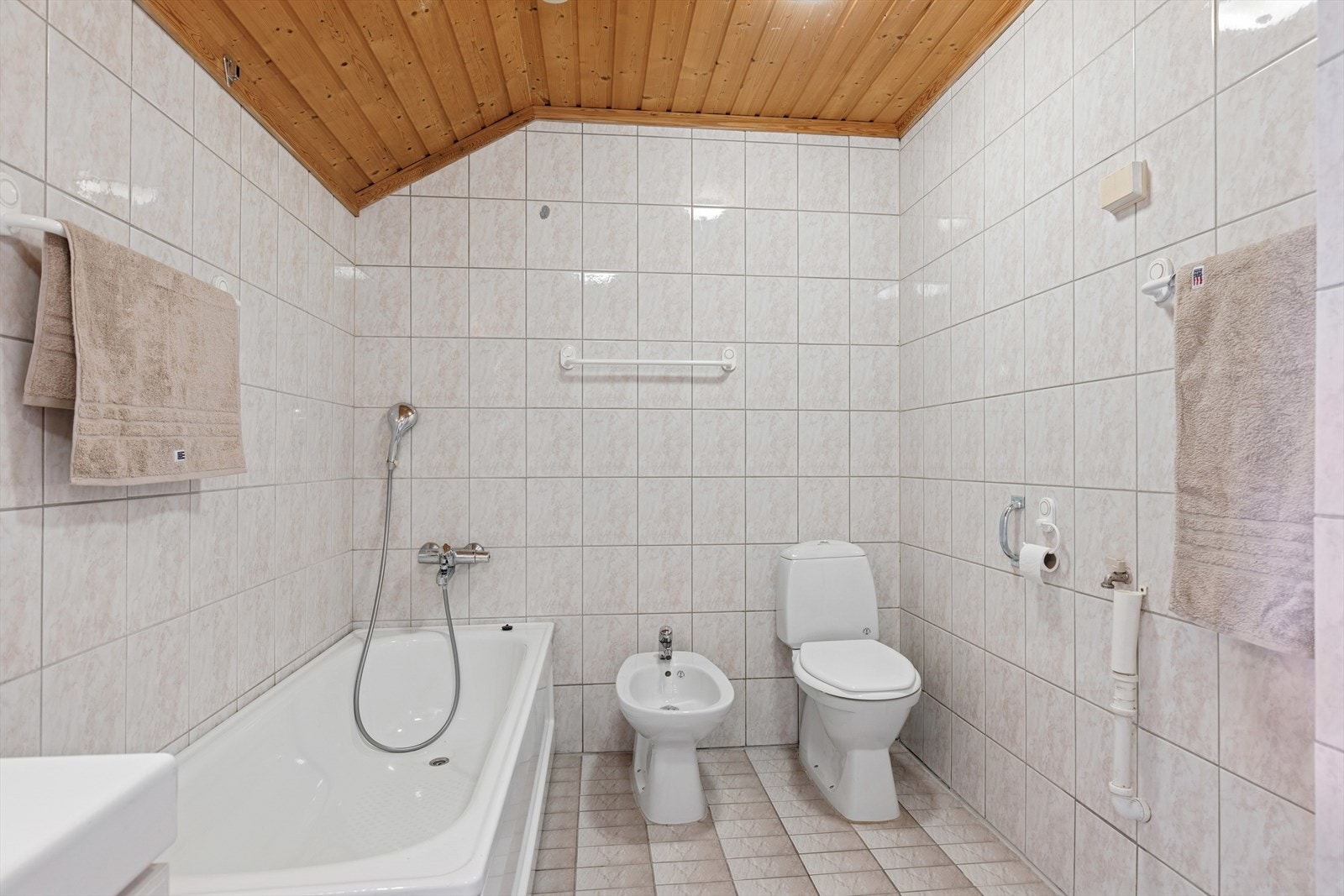 Badet i andre etasje er fra 1993 og har flislagt gulv med elektriske varmekabler, badekar og toalett. Galleribilde