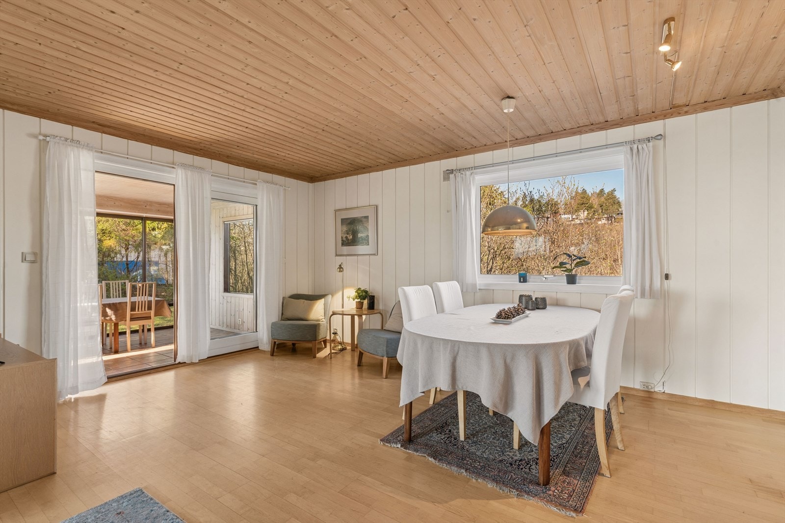 Fra spisestuen er det utgang til vinterhagen via en skyvebalkongdør i treverk. Galleribilde
