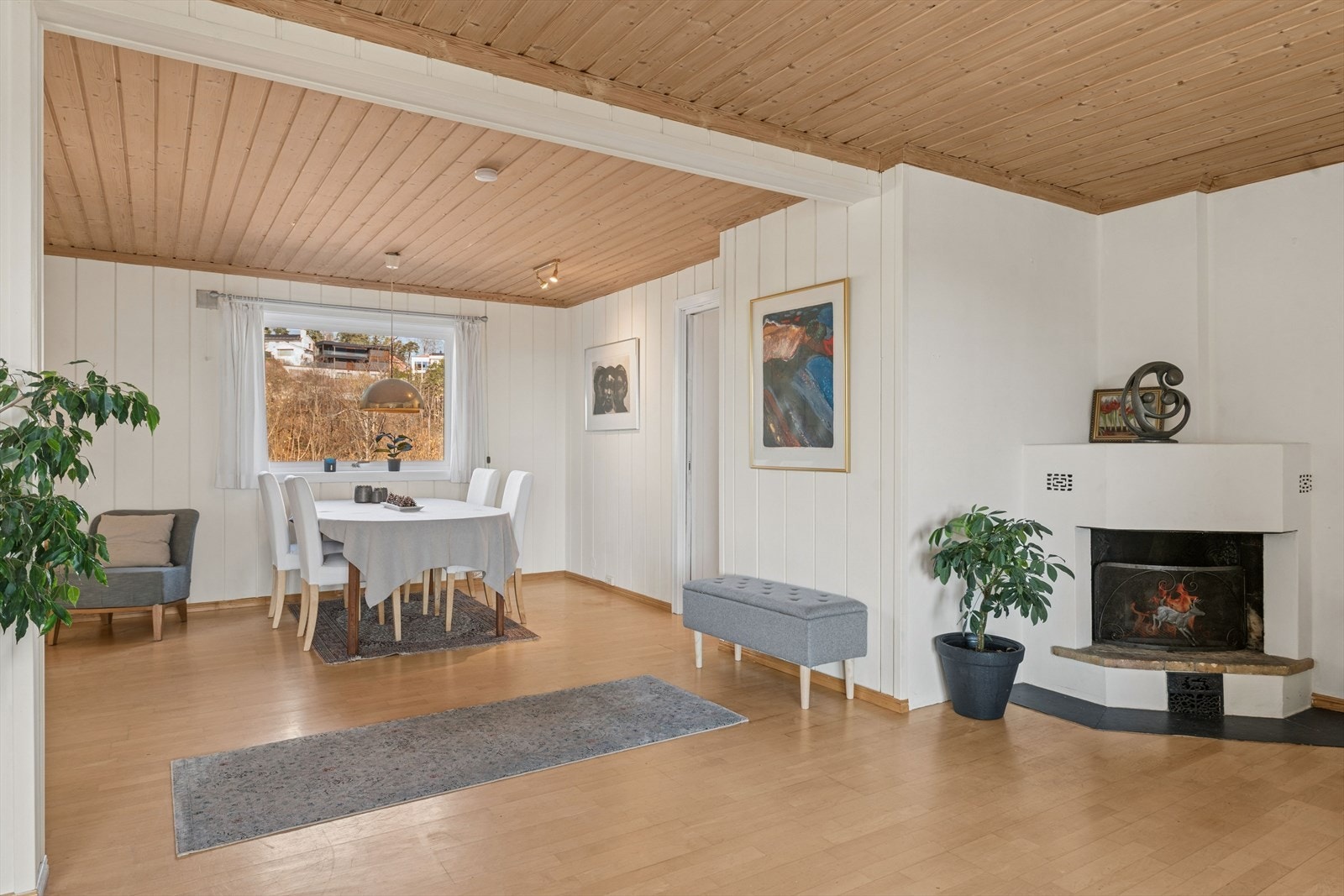 Spisestuen har god plass til et stort spisebord for hyggelige sammenkomster. Galleribilde