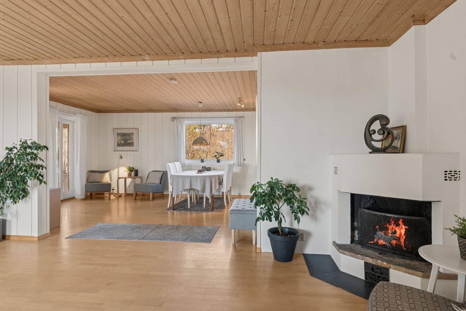 Peisen er sentralt plassert mellom stue og spisestue. Galleribilde