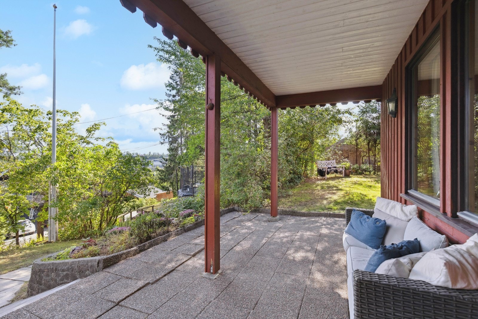 Den overbygde uteplassen ved inngangen er et hyggelig sted å nyte morgenkaffen. Galleribilde