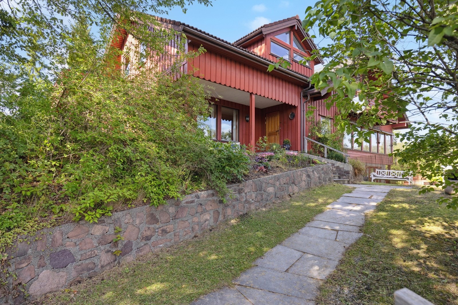 Adkomst til boligen via en hellelagt gangsti. Galleribilde
