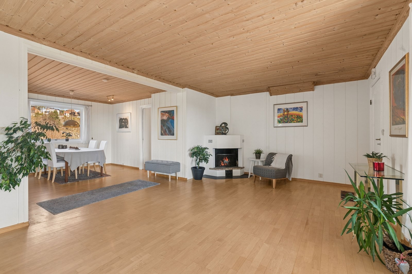 En åpen løsning mellom stue og spisestue skaper en luftig og sosial sone. Galleribilde