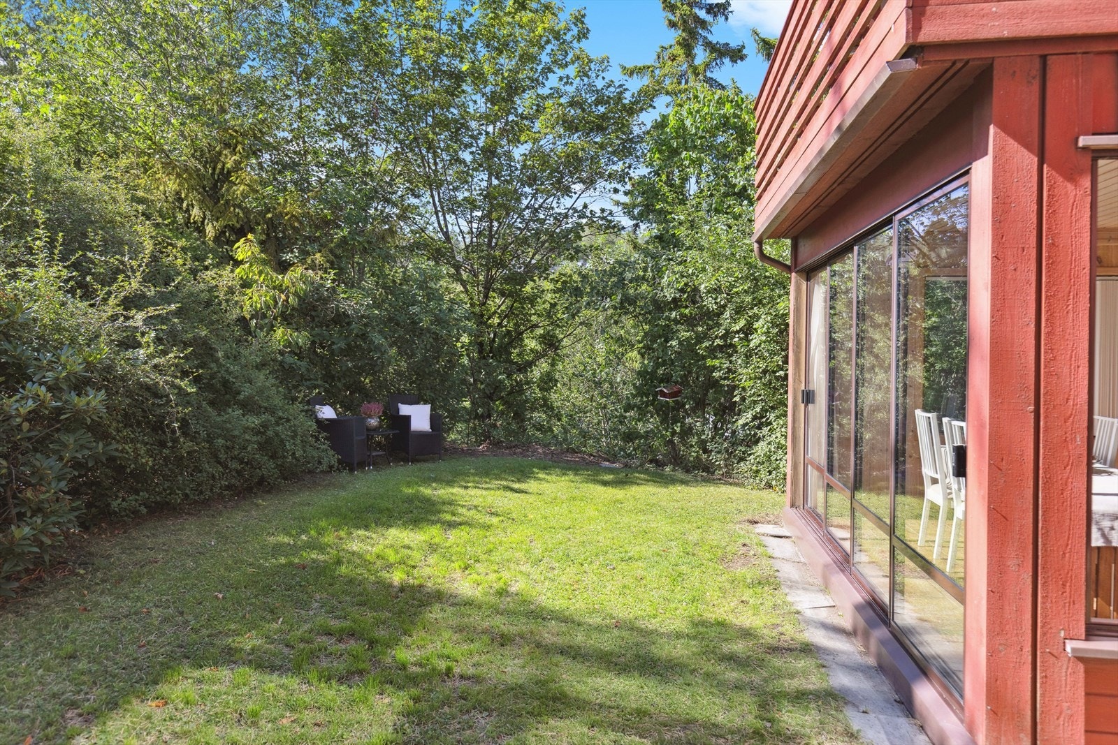 Uteområdet er usjenert og gir rom for flere sittegrupper. Galleribilde