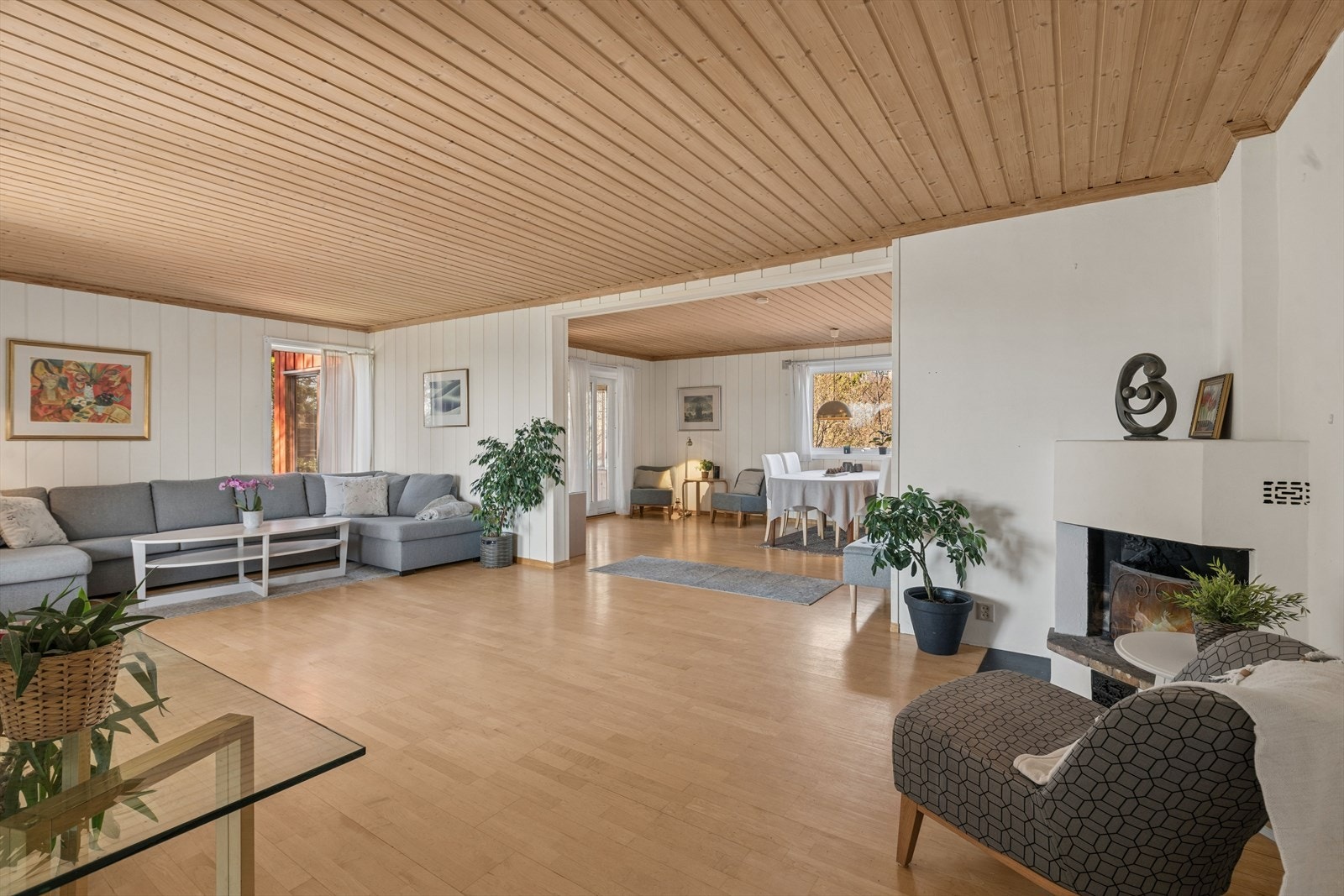 Stuen er romslig og har en åpen peis montert på pipeløpet, som gir en lun atmosfære. Galleribilde