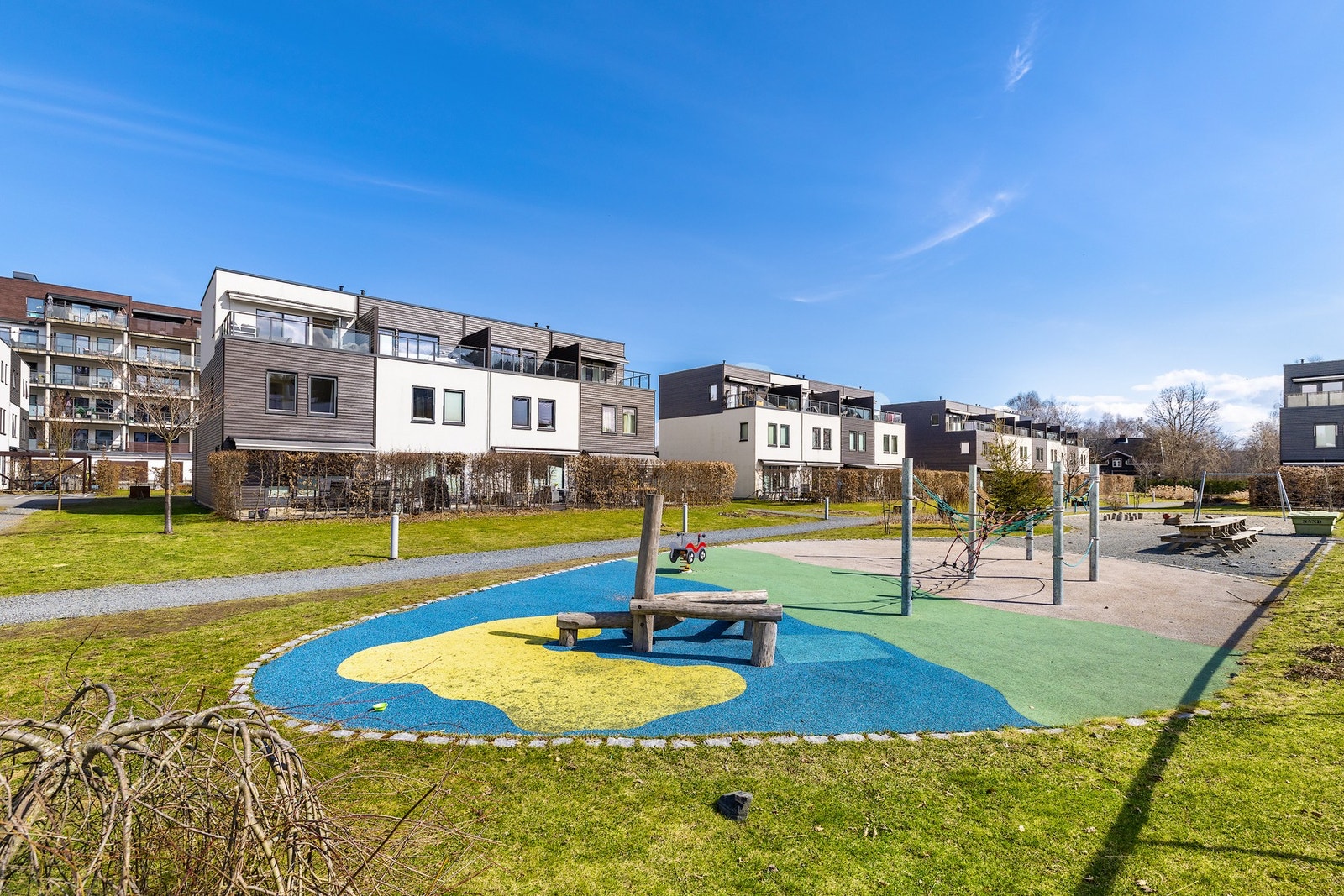 Det er mange lekeplasser rundt boligen samt en helt ny aktivitetspark. Galleribilde