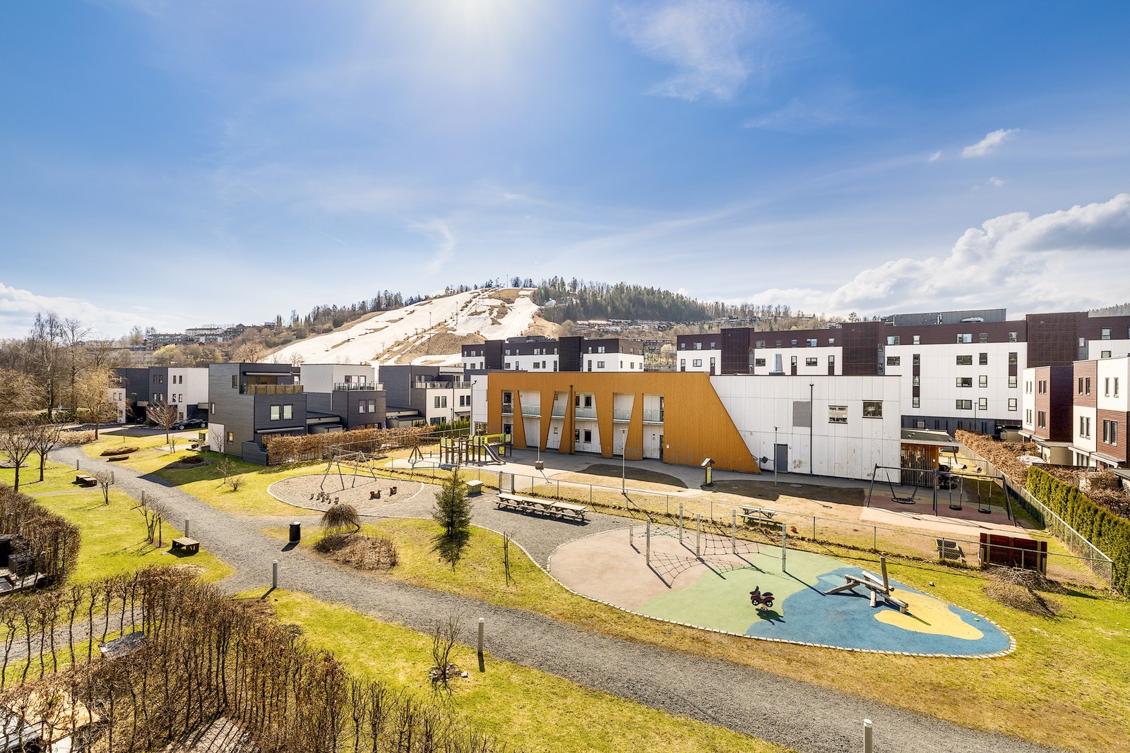 Fra takterrassen er det flott utsikt mot Kirkerudbakken Galleribilde