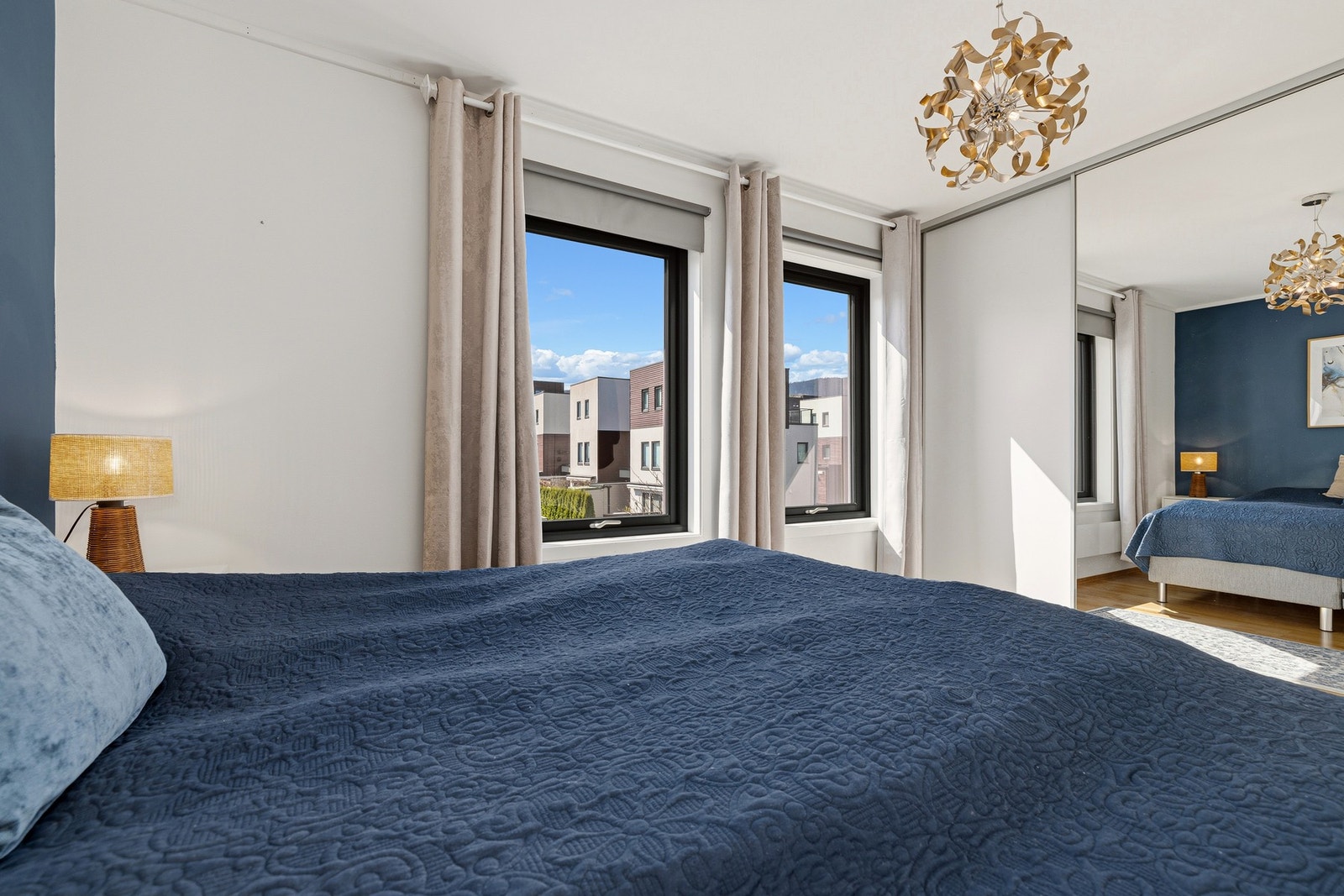 Hovedsoverom med garderobeskap Galleribilde