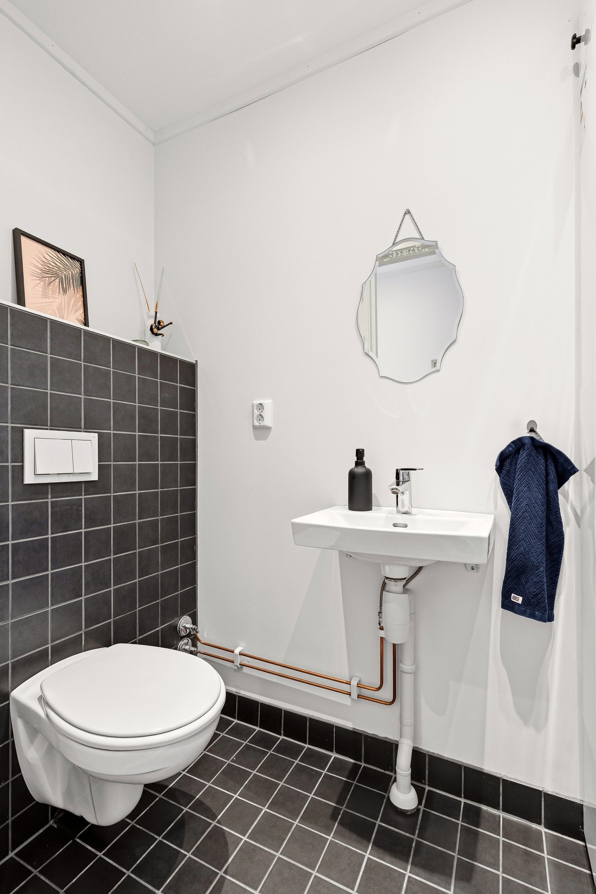 Wc med vegghengt toalett, servant og speil. Galleribilde