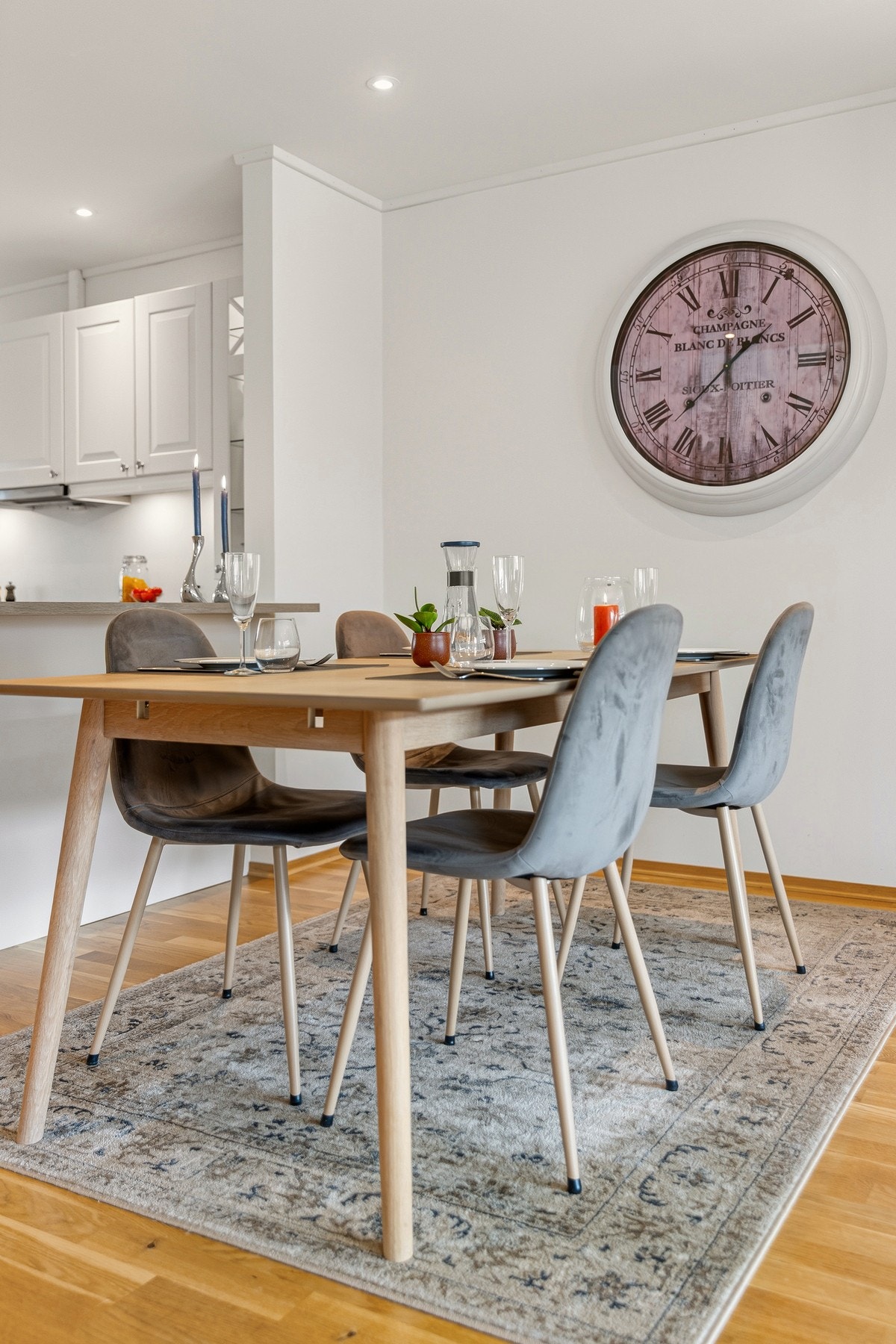 Spiseplass med åpen løsning mot kjøkkenet og moderne innredning. Galleribilde