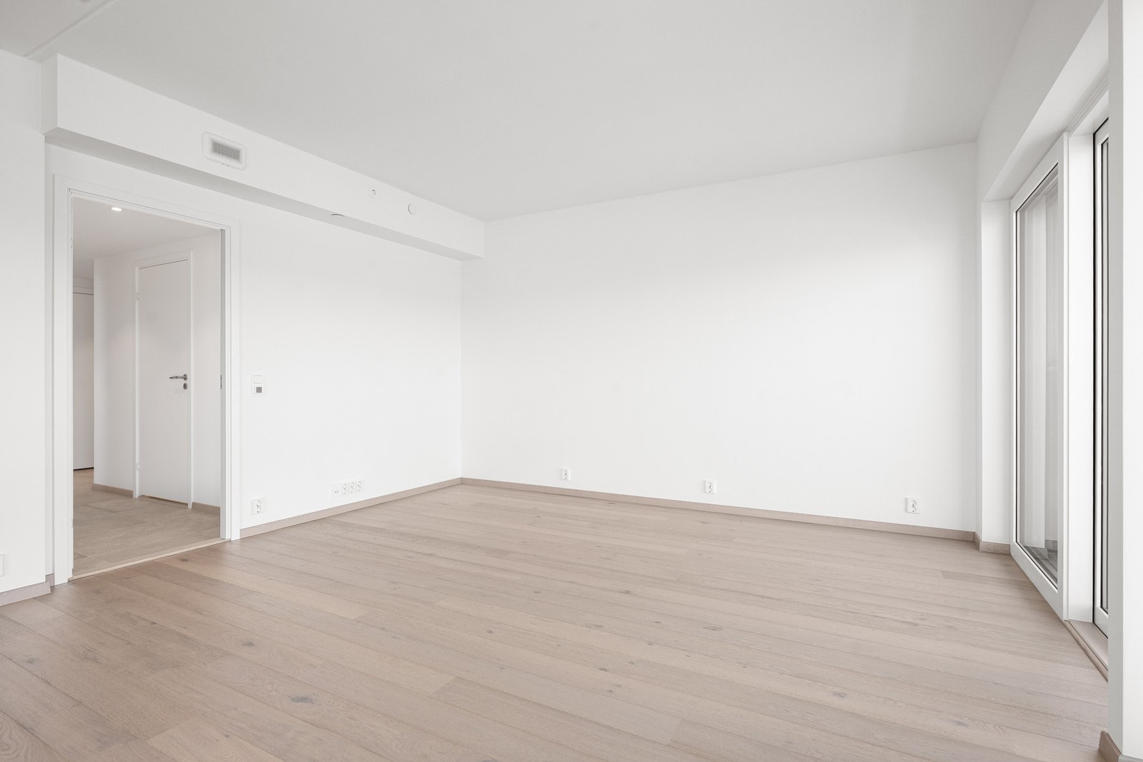 Hovedsoverom med store vinudsoverflater som slipper inn rikelig med naturlig lys. Galleribilde