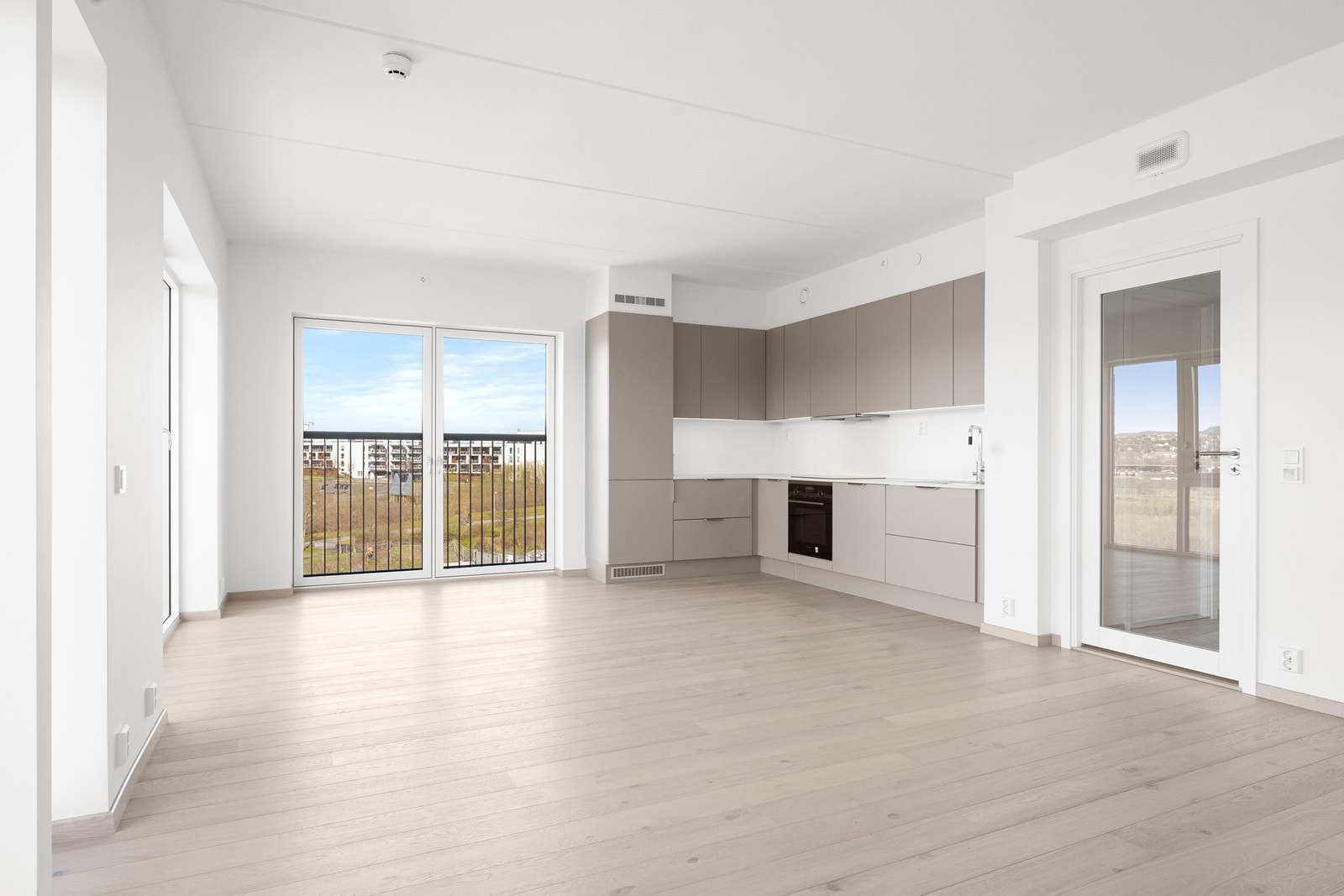Stor og luftig stue med åpen stue -og kjøkkenløsning. Galleribilde