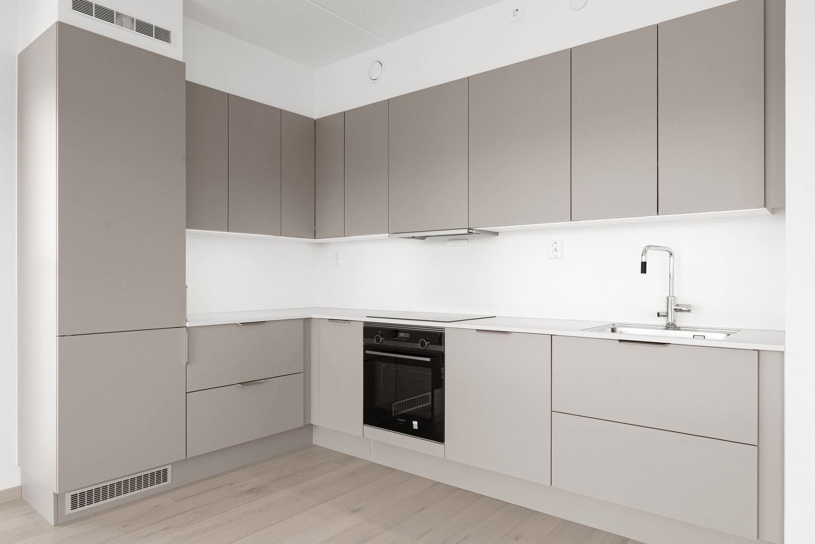 Kjøkken fra HTH. Integrerte hvitevarer fra Siemens består av kjøleskap, stekeovn, induksjonstopp og oppvaskmaskin. Galleribilde