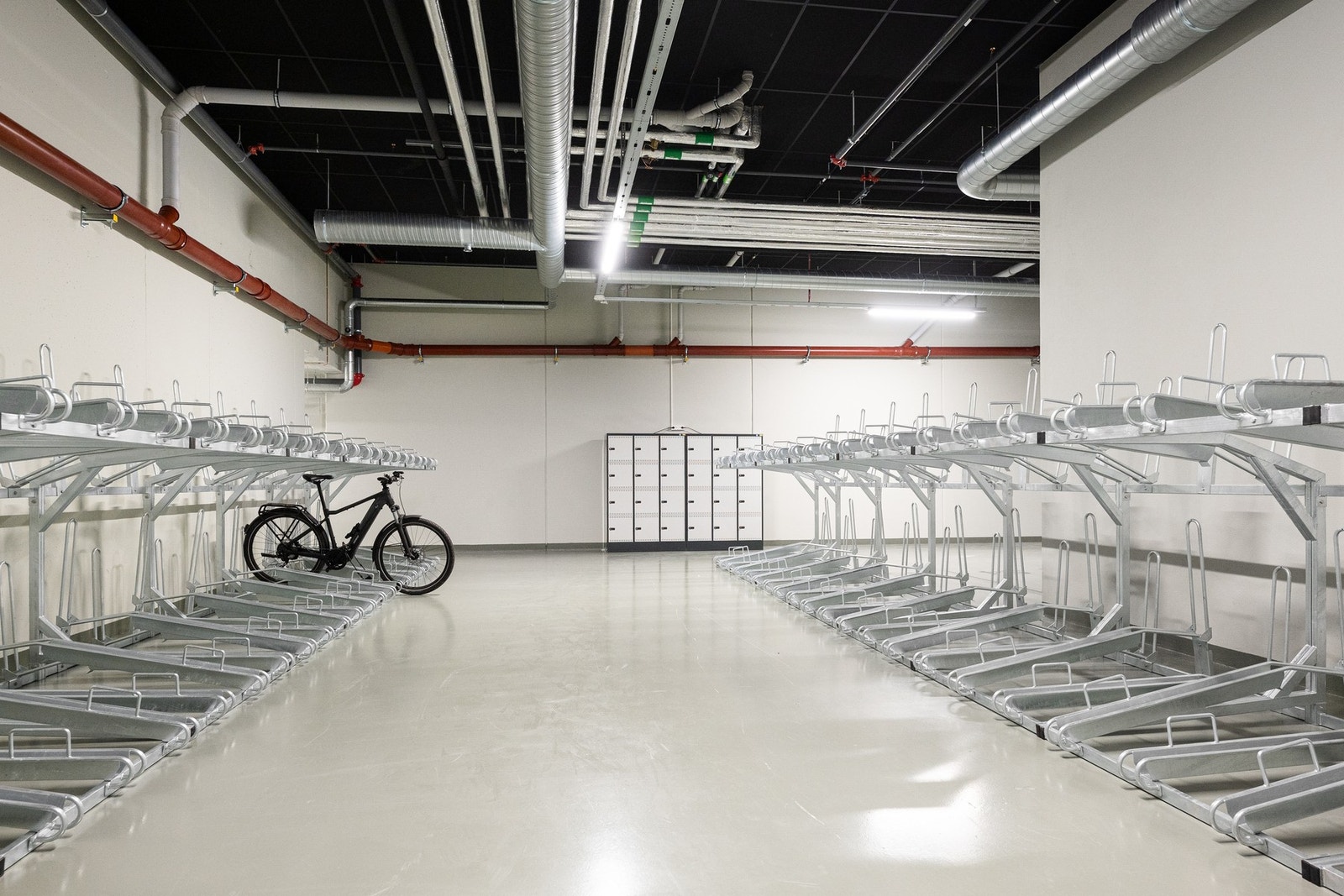 Felles sykkelparkering i kjeller. Galleribilde