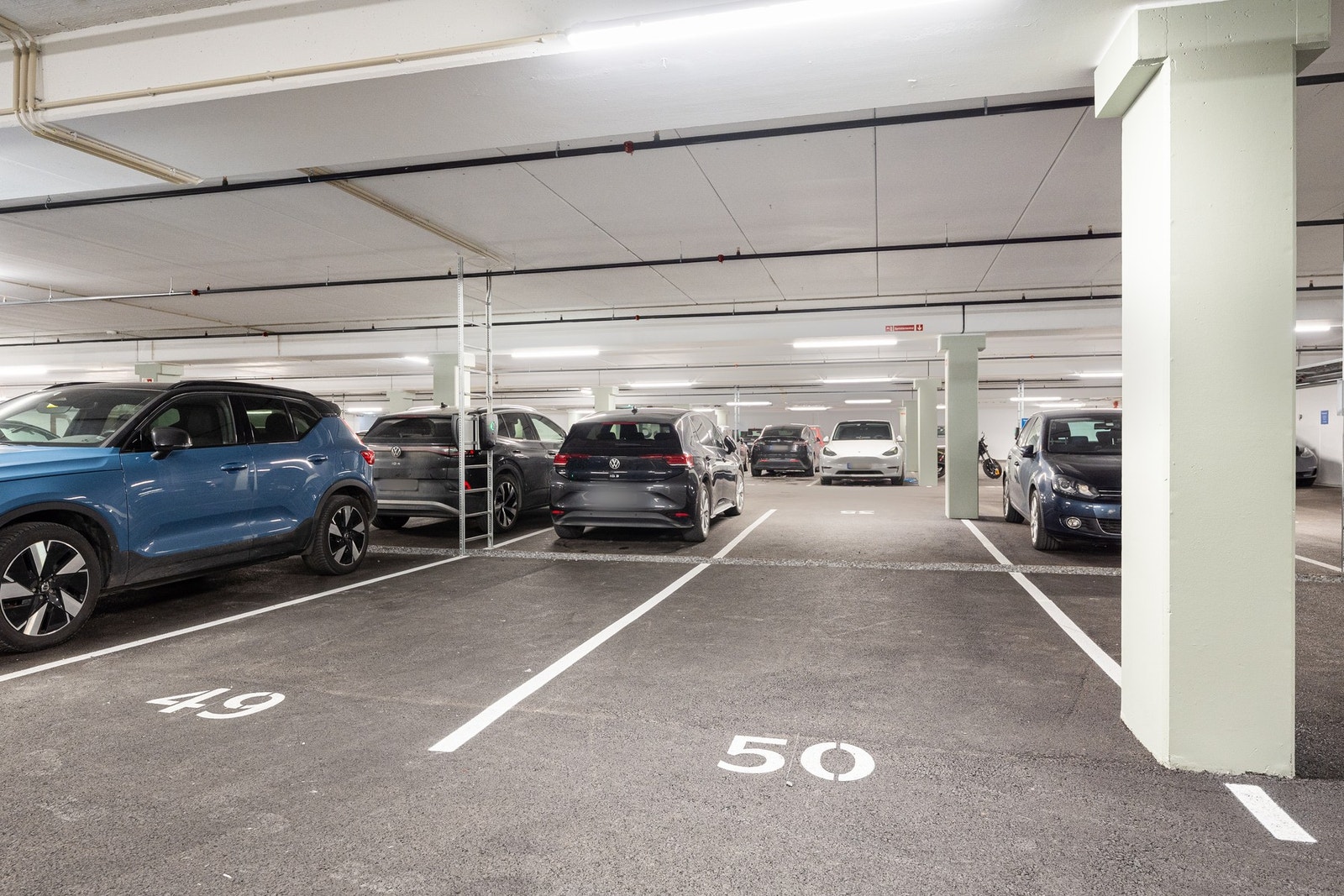 Det medfølger parkeringsplass i garasjekjeller (nr. 50). Ladeboks er bestilt. Galleribilde