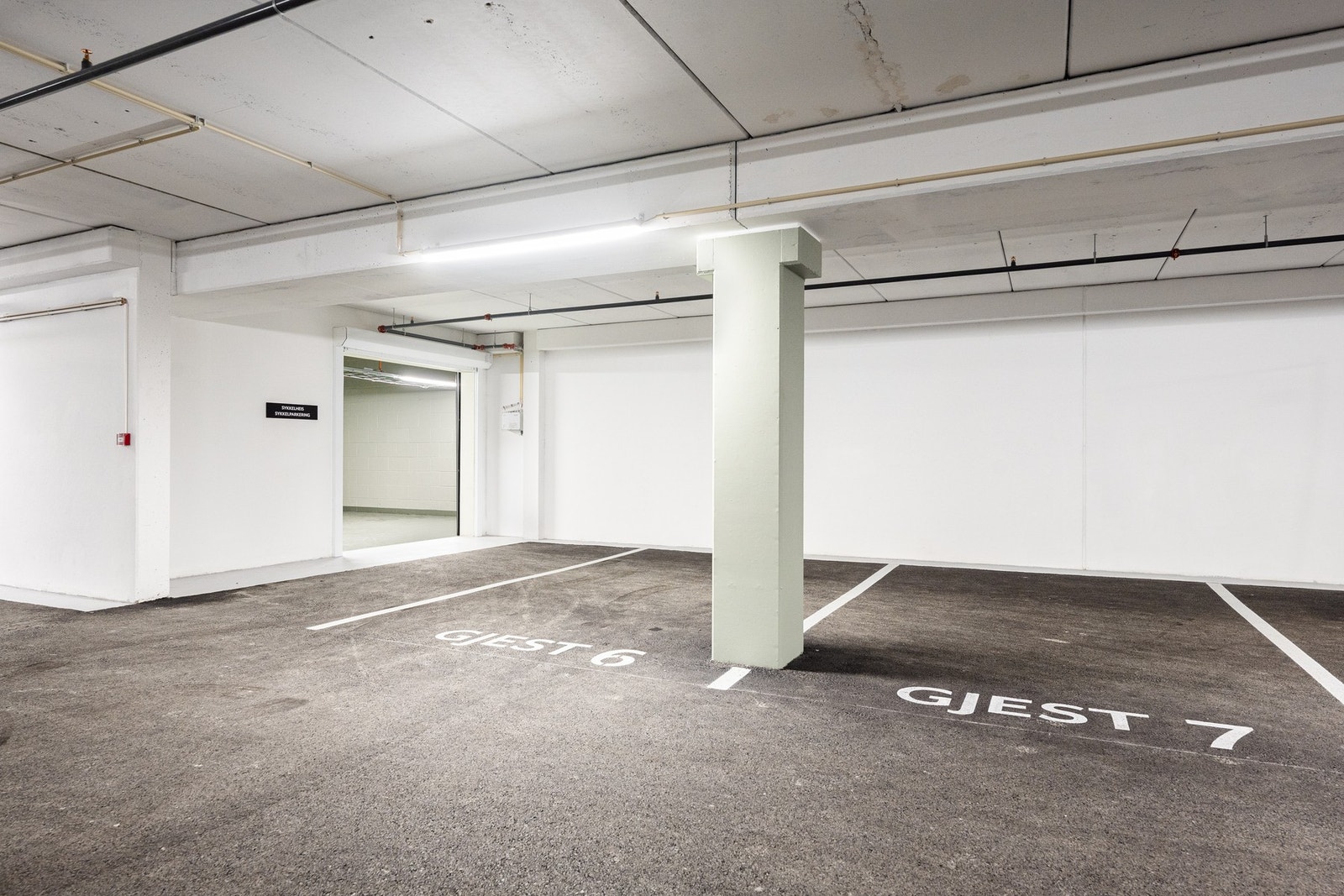 Borettslaget har gjesteplasser for besøkende i garasjen. Galleribilde