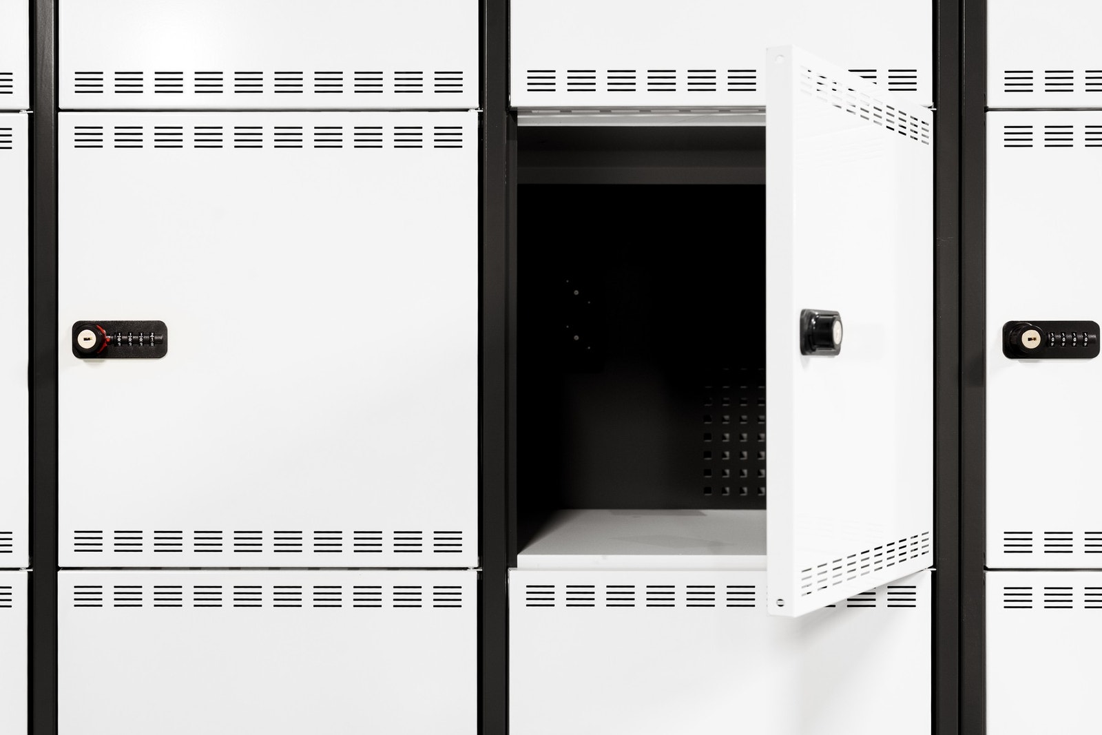 Ladeskap for elsykkelbatteri i tilknytning til parkeringsområdet for sykkel. Galleribilde