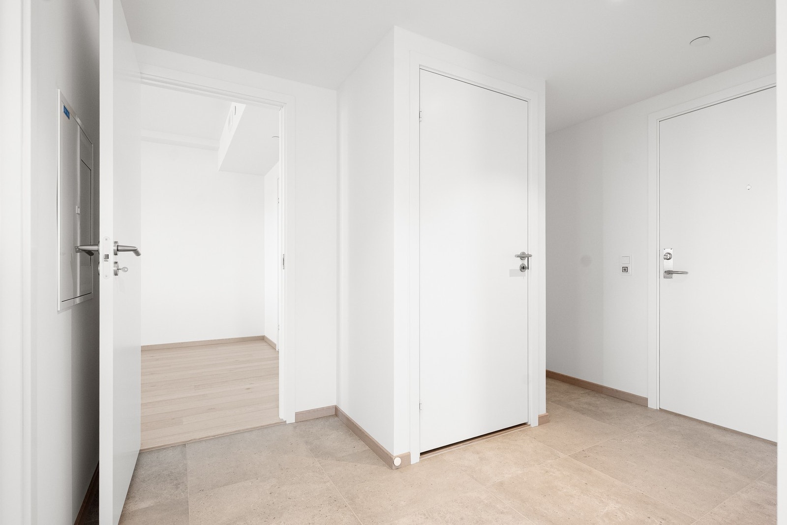 Enkel tilgang til teknisk rom i entré. Galleribilde