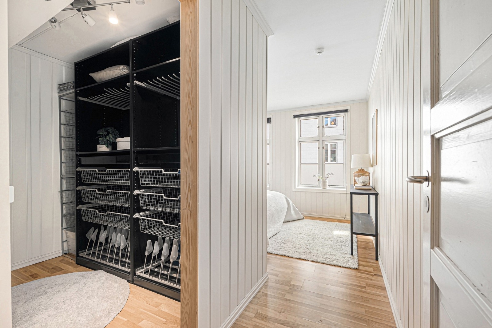 Praktisk walk-in closet i tilknytning til soverommet. Galleribilde
