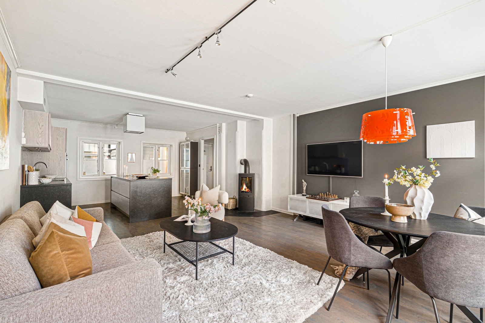 Leiligheten har et bruksareal på 82 kvadratmeter, og har fine oppholdsrom som er lett å innrede. Galleribilde