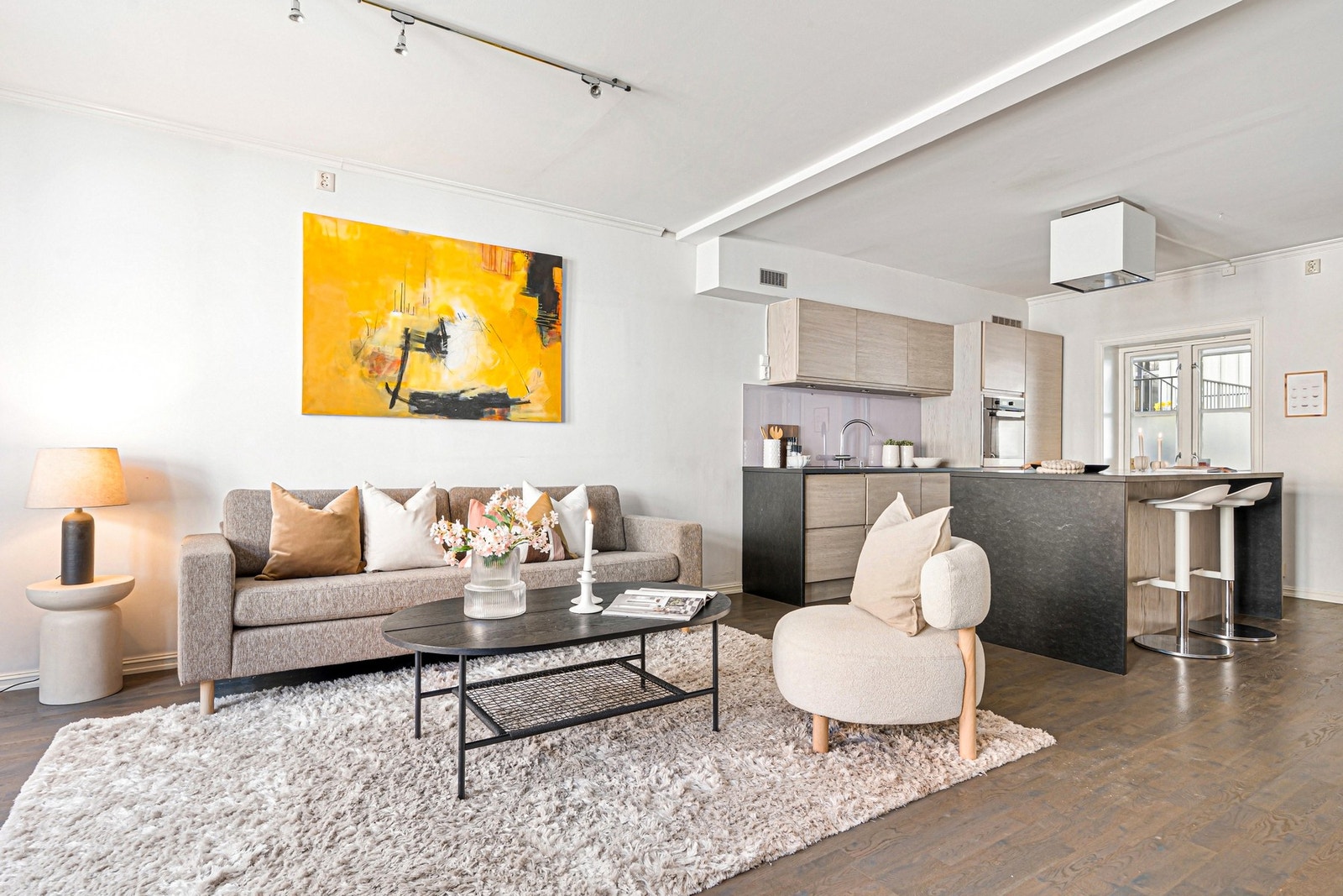 Delikat stue med god plass til sofagruppe og spisebord. Galleribilde