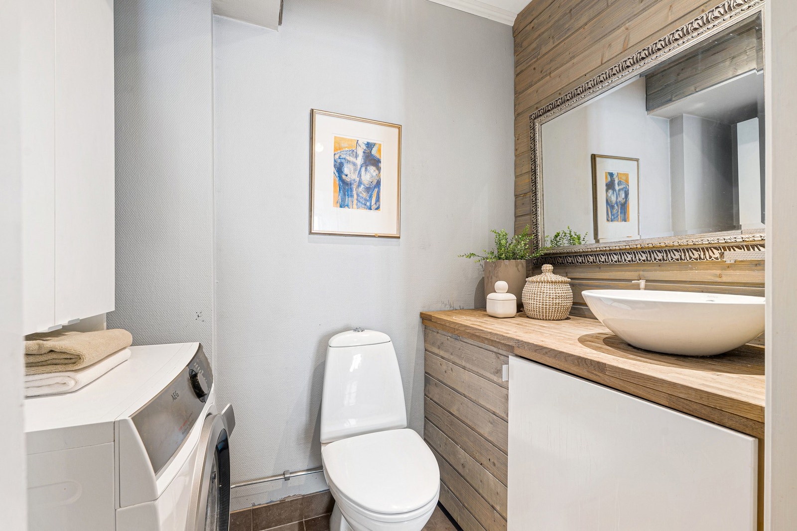 Praktisk vaskerom med WC. Galleribilde