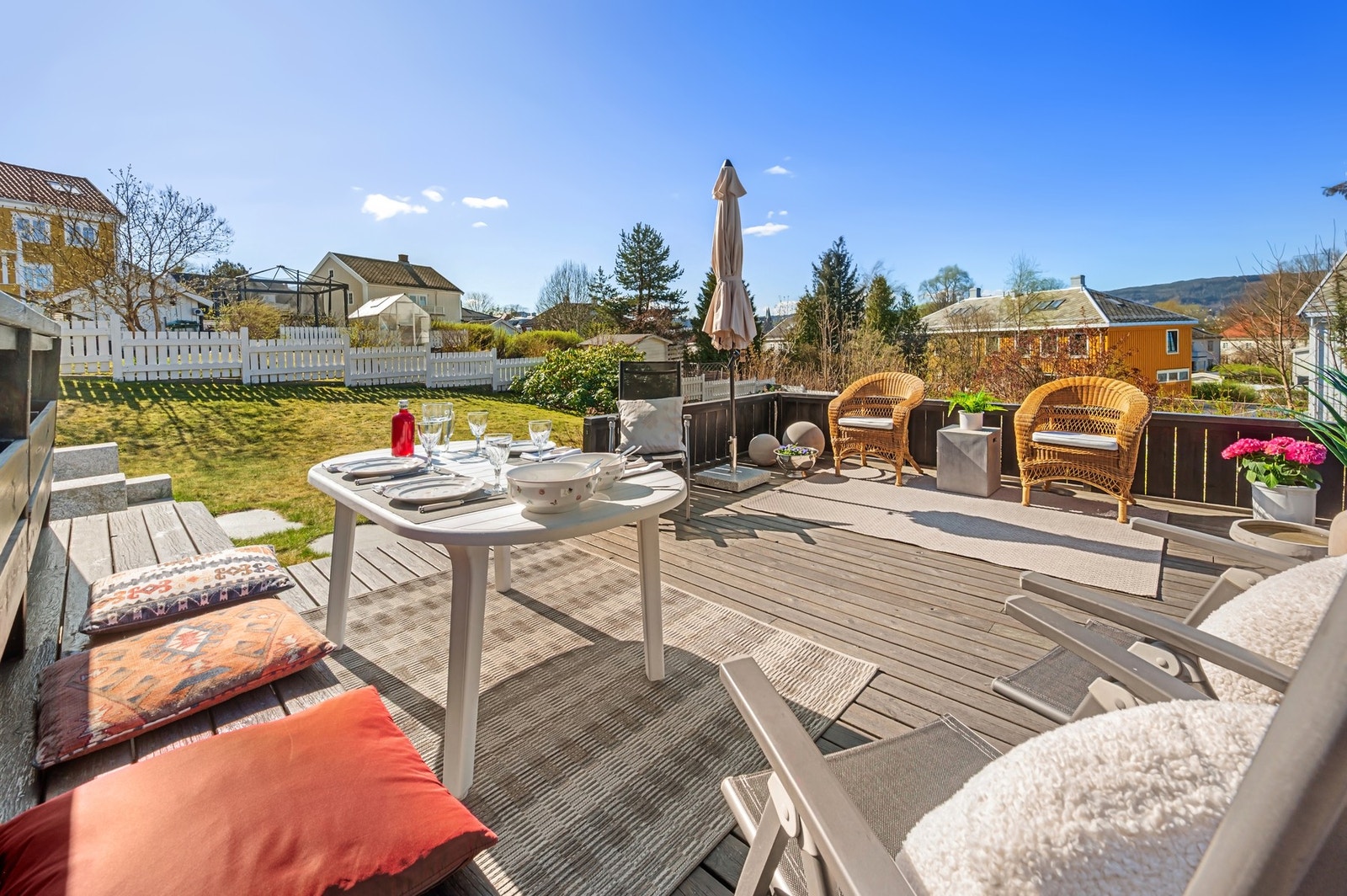 Stor solrik terrasse med gode solforhold. Galleribilde