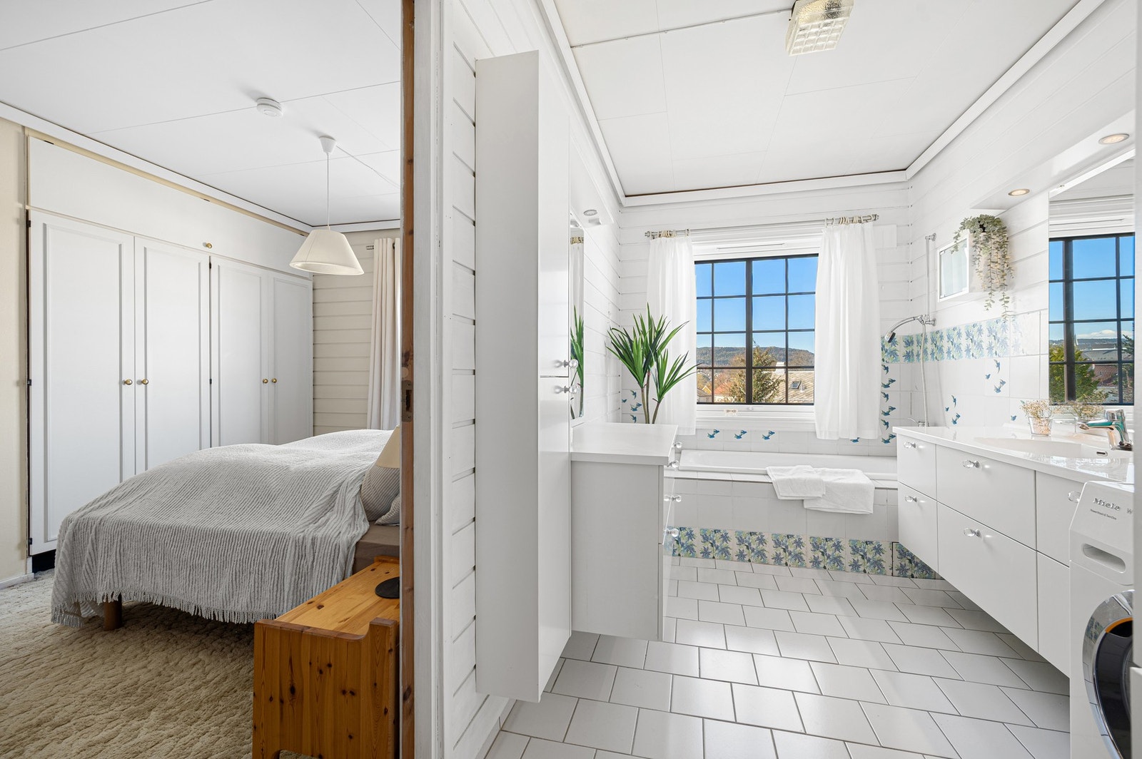 Badet har inngang både fra hall og hovedsoverom. Galleribilde