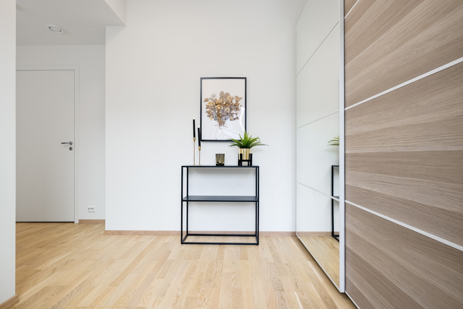 Romslig entré i 1.etg. Galleribilde