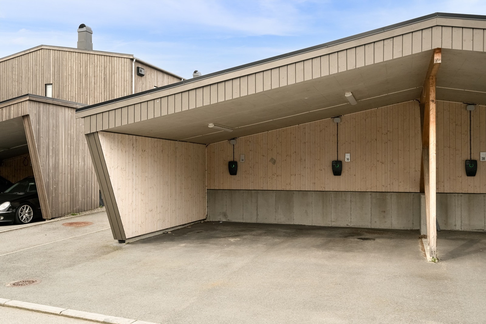Egen parkeringsplass i carport med installert elbillader. Galleribilde