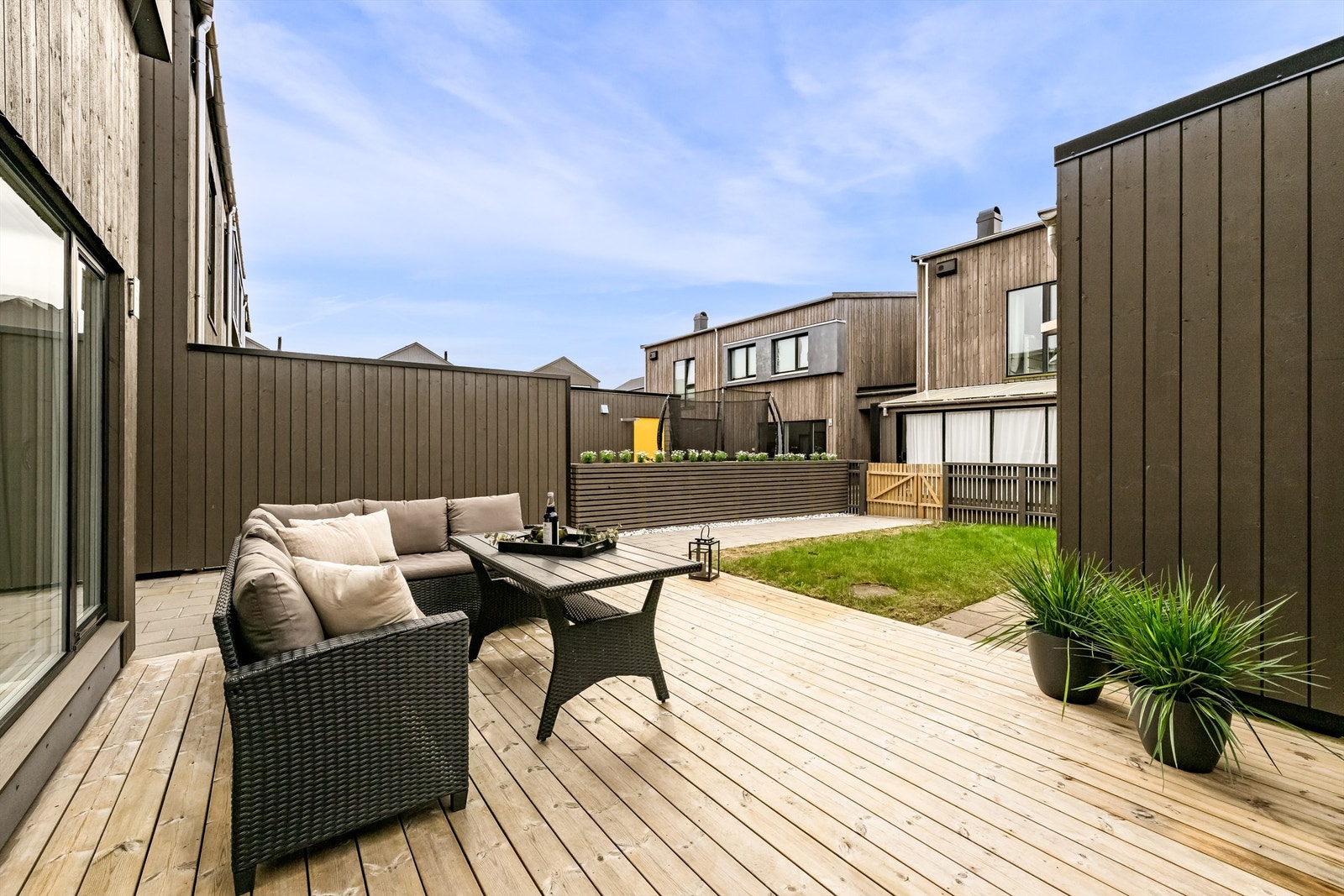 Boligen har et romslig uteområde som gir rikelig med plass for uteliv og sosialt samvær. Galleribilde
