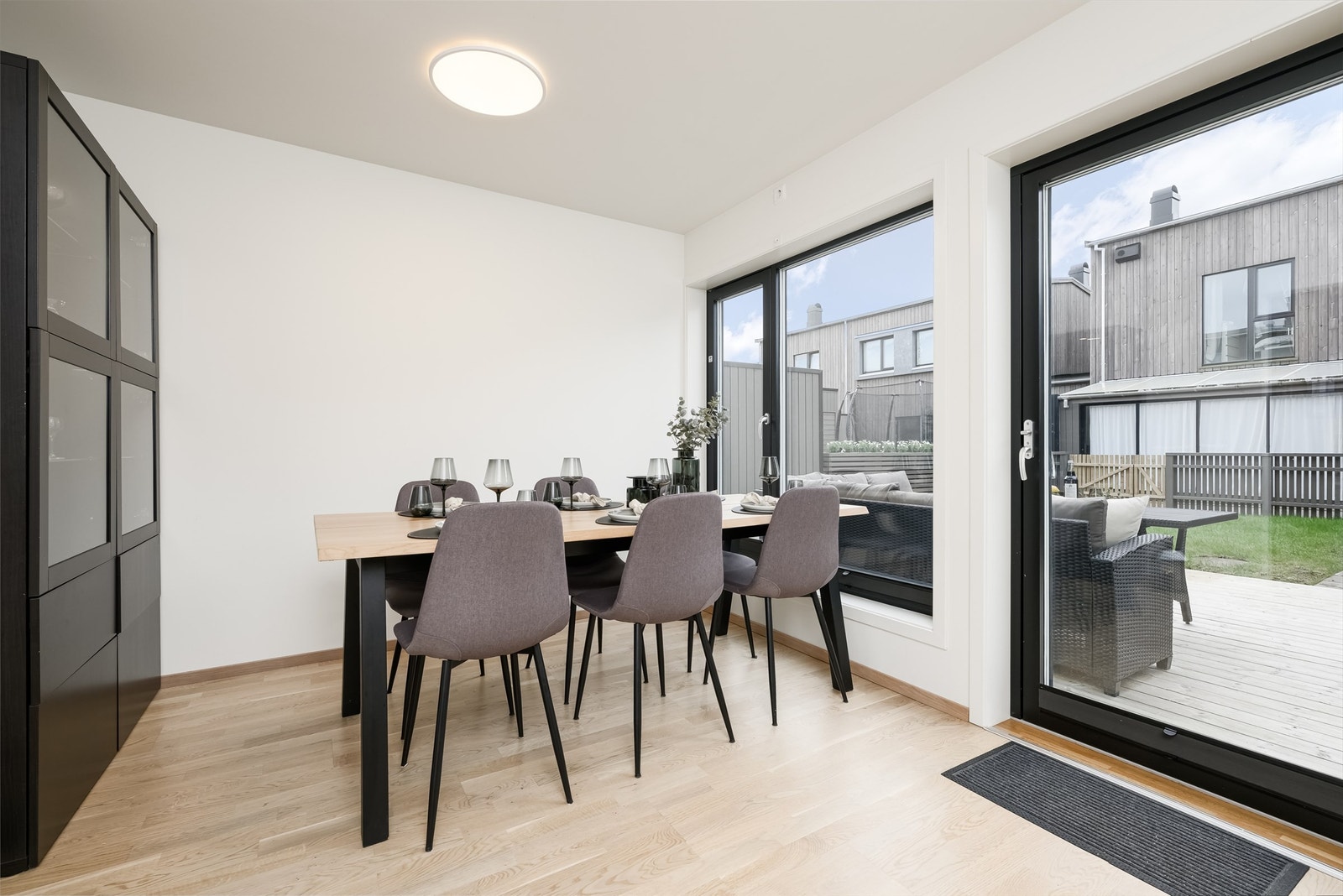 Spisestuen har plass til et stort spisebord og har utgang til den romslige terrassen. Galleribilde