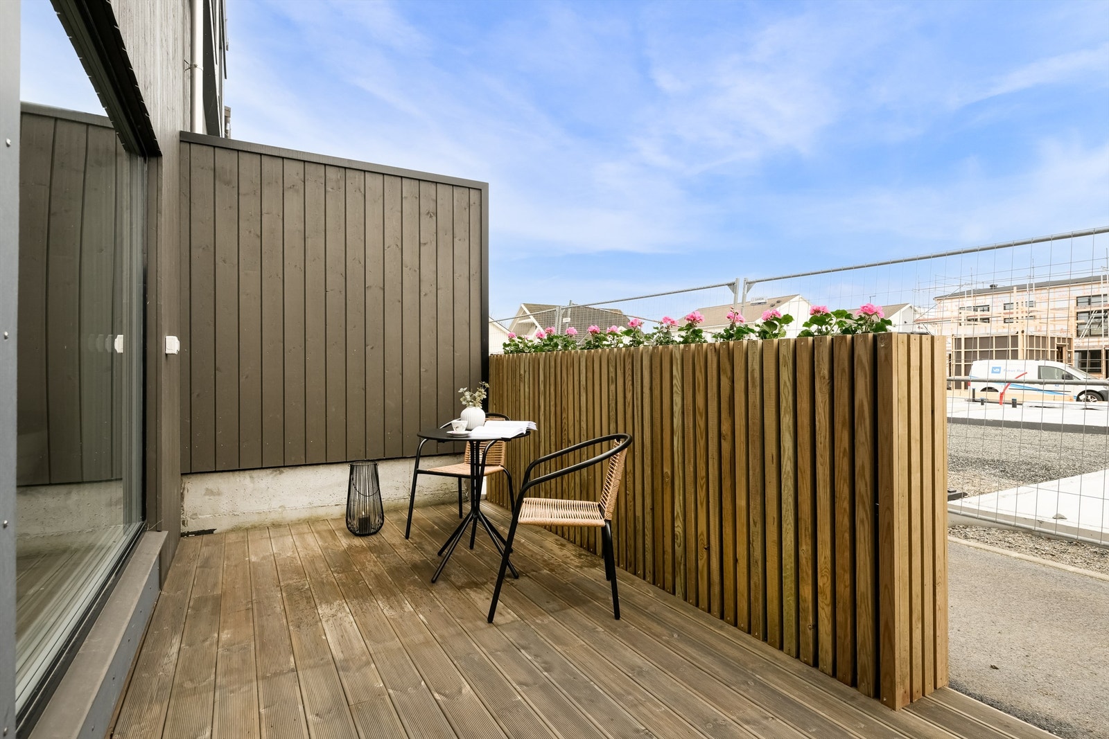 Uteplass med plass til en liten sittegruppe. Galleribilde