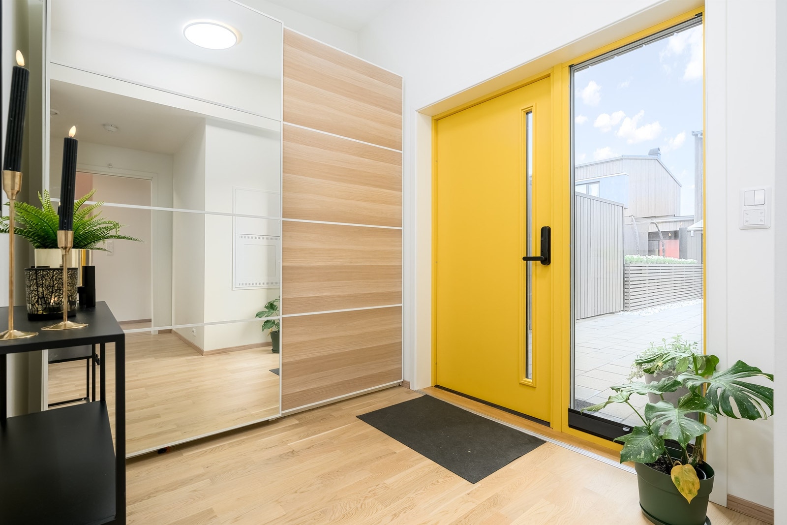 Entréen har parkett på gulvet og en romslig skyvedørsgarderobe for effektiv oppbevaring. Galleribilde