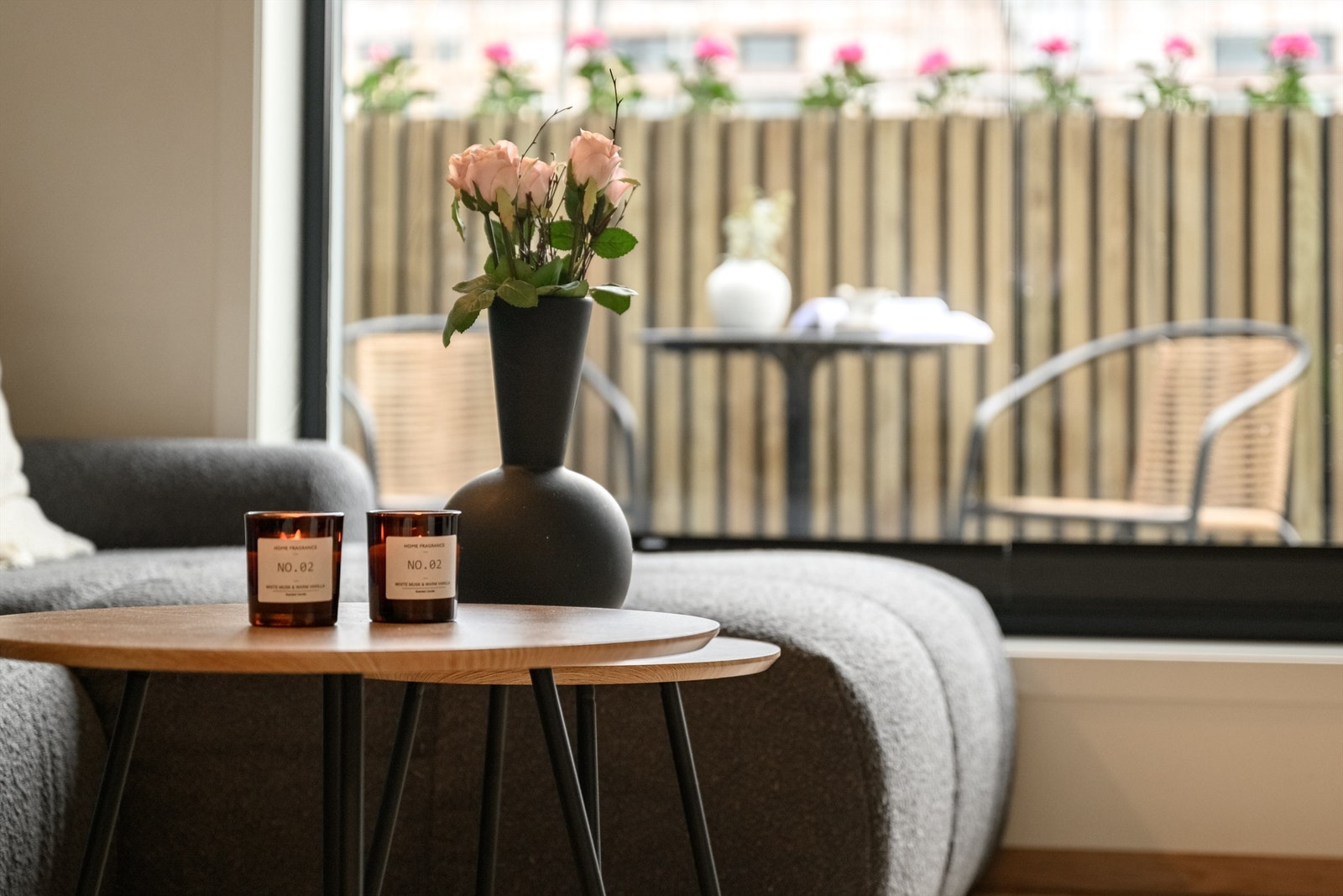Fra stuen er det utgang til en av boligens uteplasser. Galleribilde