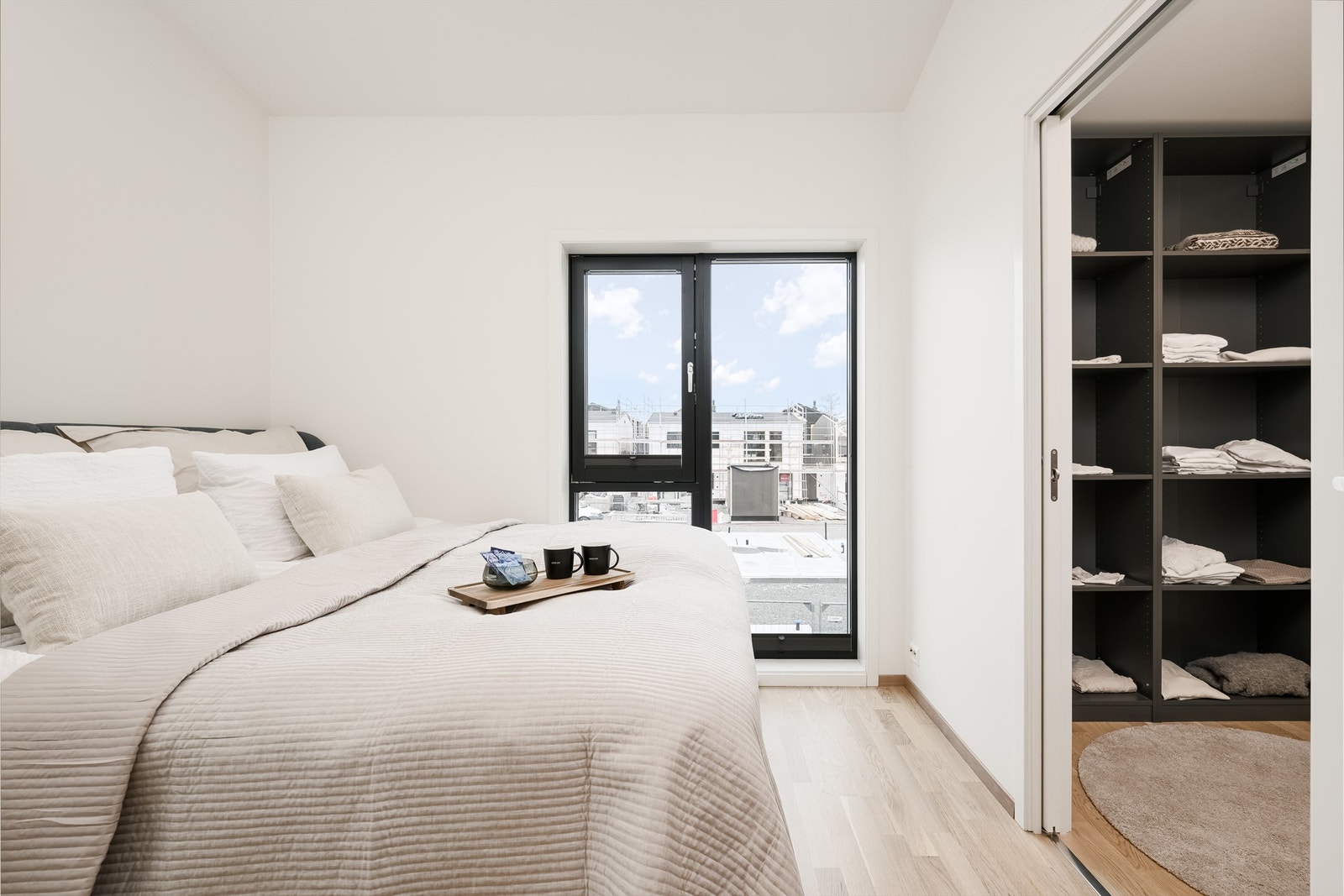 Hovedsoverommet har god plass og tilgang til en praktisk bod som er innredet som walk-in-closet. Galleribilde