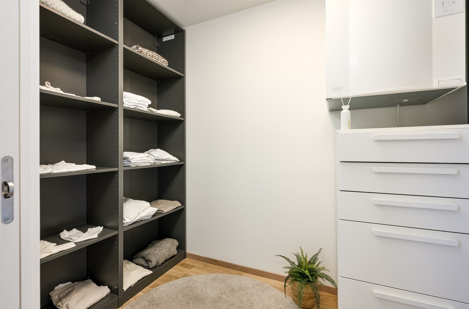 Innvendig bod i andre etasje, innredet som et romslig walk-in-closet. Galleribilde