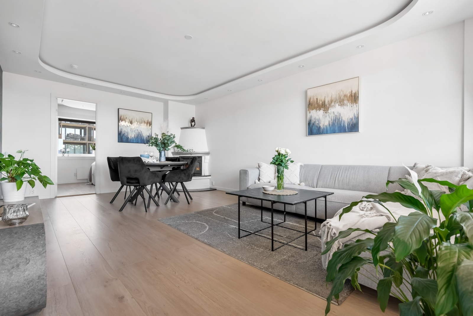 Stuen er romslig og innbydende med gode møbleringsmuligheter for både sofakrok, spisebord og medieinnredning. Galleribilde