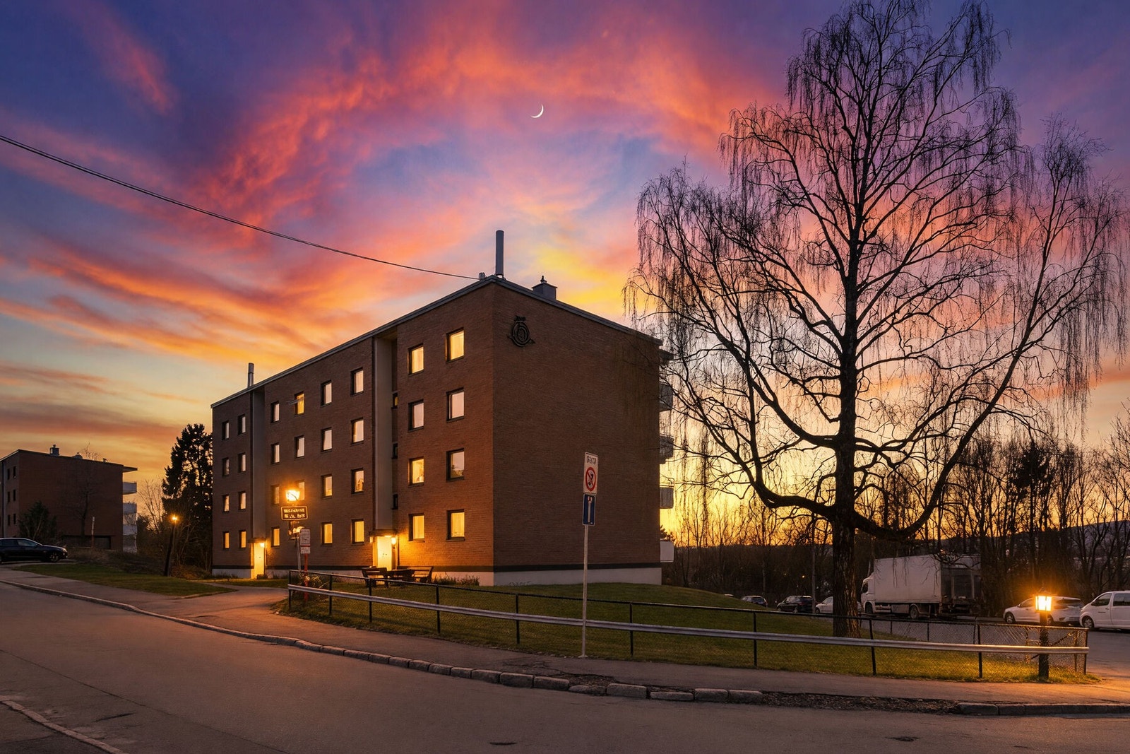 Veletablert og rolig boligområde med kort vei til både servicetilbud, kollektivtransport og flotte turmuligheter. Galleribilde